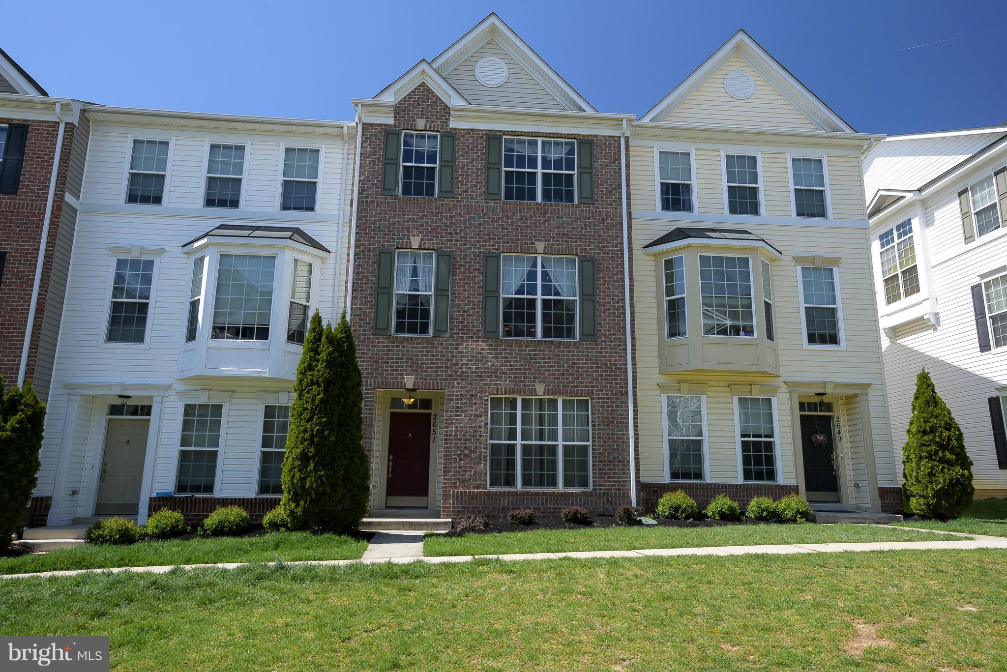 THIS AMAZING TOWNHOME IN THE SOUGHT AFTER PINEY ORCHARD COMMUNITY COULD BE YOURS! FEAT SS APPL'S IN THE EAT IN KITCHEN, AN OPEN FLOOR PLAN, & A DECK RIGHT OFF OF THE KITCHEN FOR ENTERTAINING.THE UPSTAIRS BOASTS 3 BR'S AND 2 FULL BA'S. THE MA BA HAS A DOUBLE VANITY & SOAKING TUB TO RELAX YOUR WORRIES AWAY. THE ENTRANCE LVL IS EQUIPPED WITH A REAR FACING GAR & DEN! COMM FEATS CLUBHOUSE, POOL & MORE