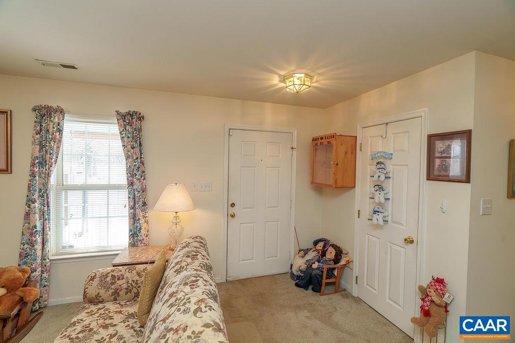 382 PATRICK HENRY PL