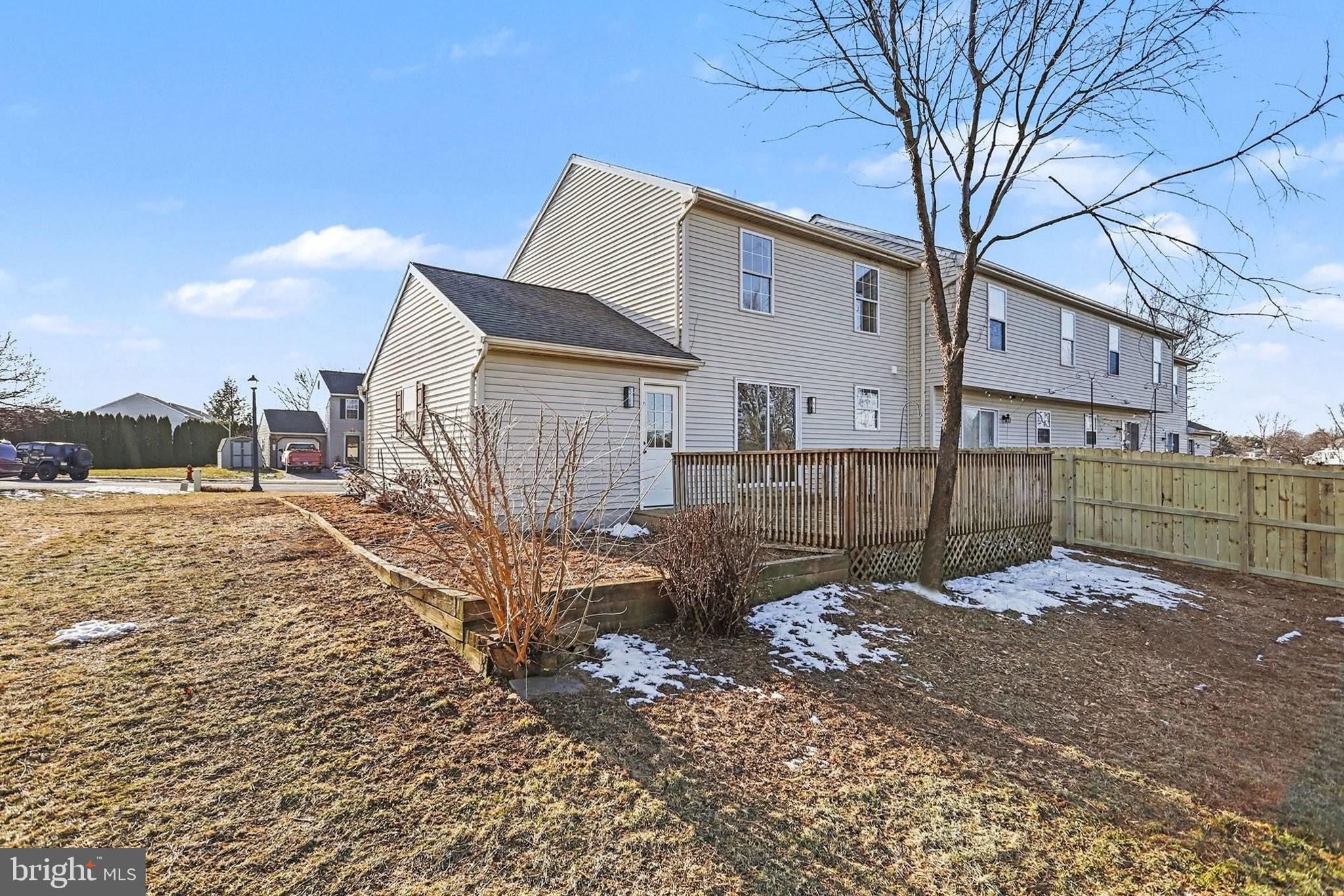 MAYTOWN VILLAGE SQUARE - Residential