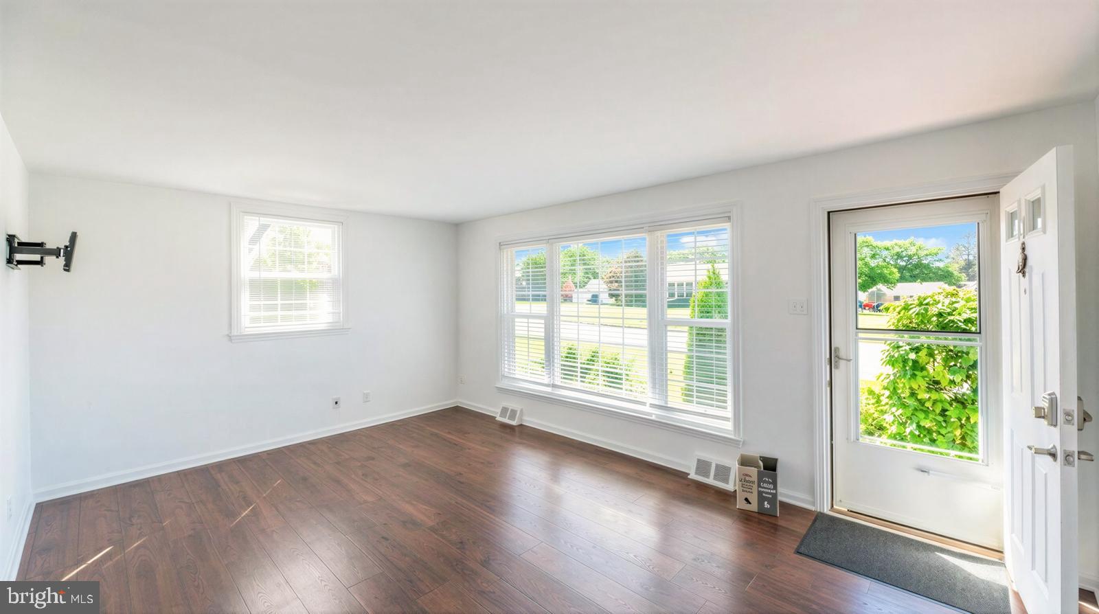 DEKALB MANOR - Residential