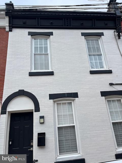 Ultra modern professionally renovated home. Open floor plan, modern kitchen, bath and hardwood floors are just some of the features of this jewel. Second floor contains both a bedroom and office! All appliances AND furniture included in the rent!