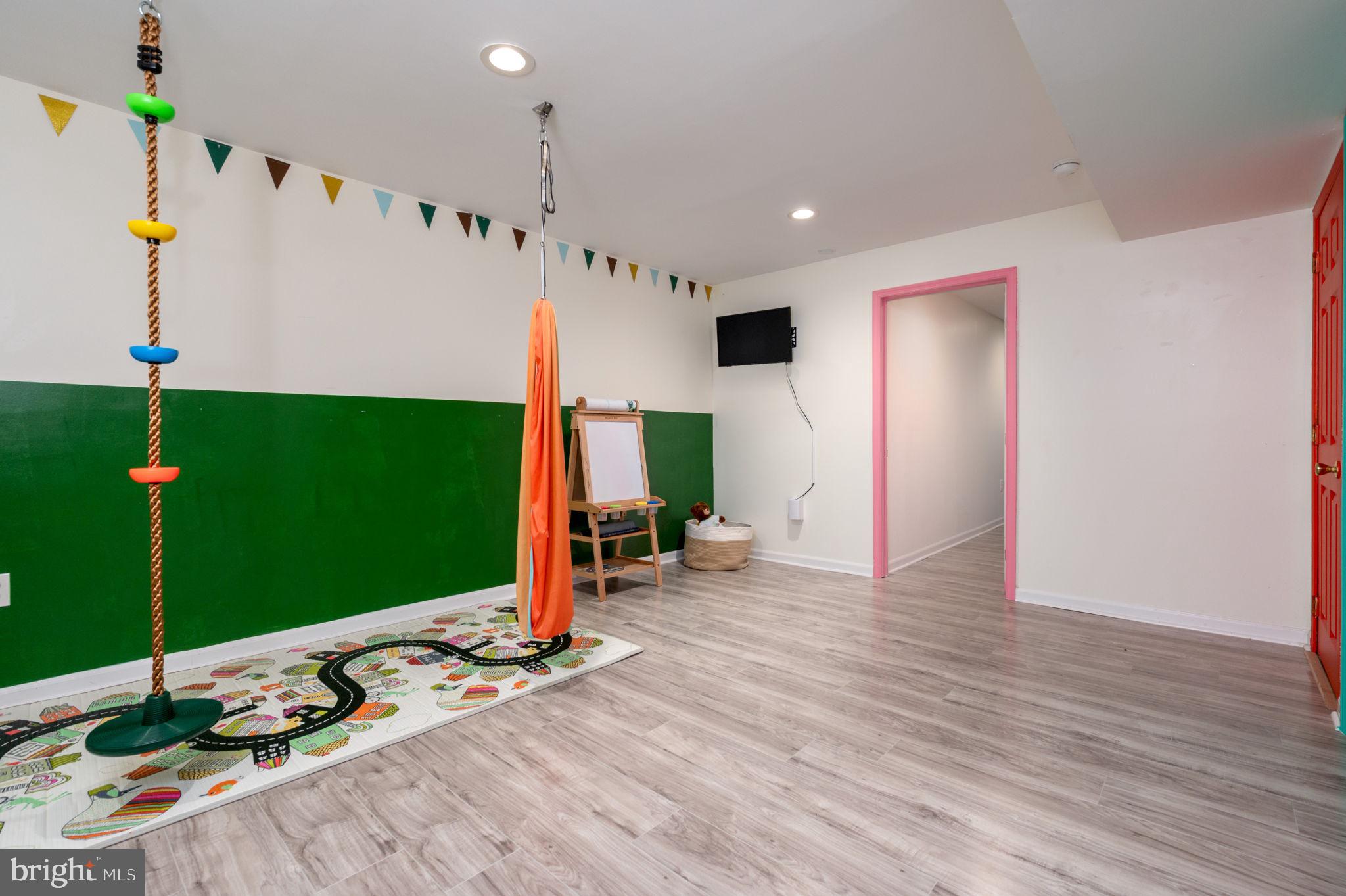 BREEZY POINT - Residential