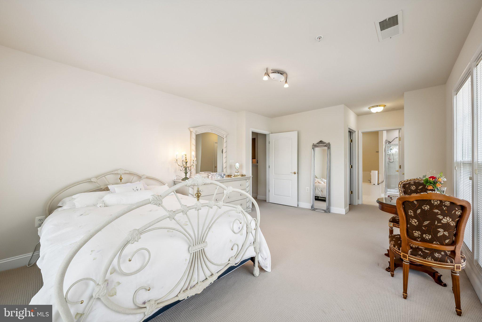 SAINTSBURY PLAZA - Residential