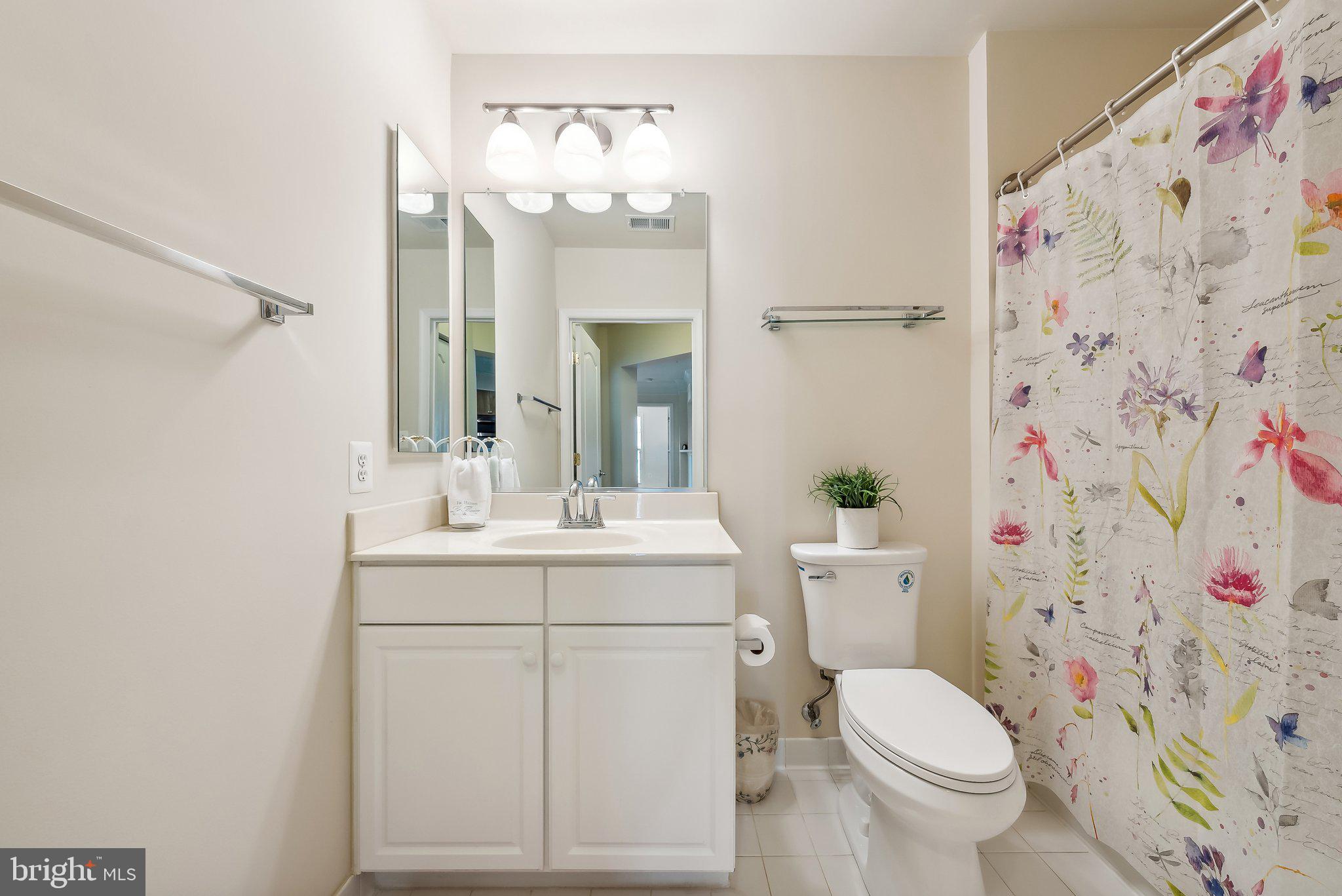 SAINTSBURY PLAZA - Residential