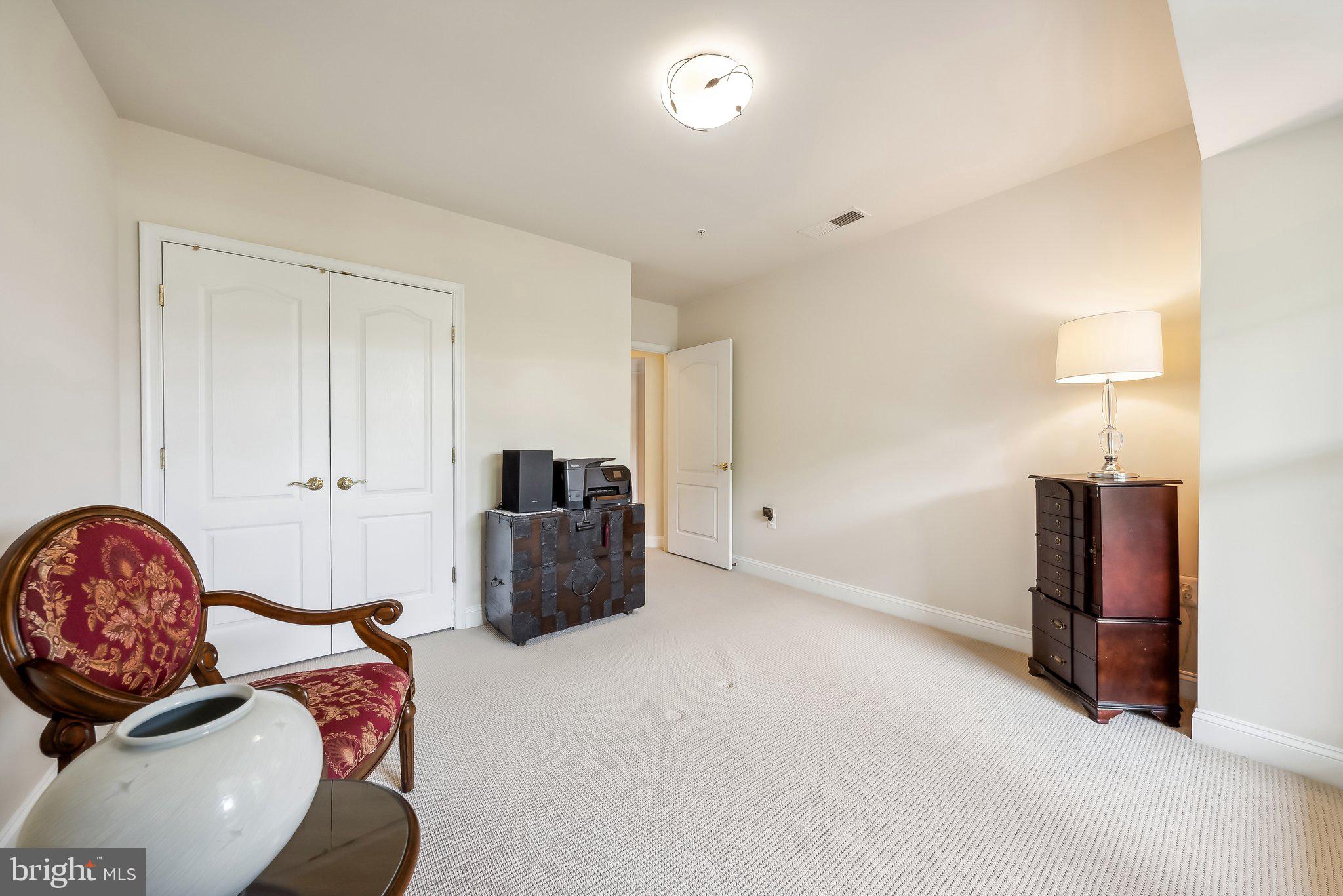 SAINTSBURY PLAZA - Residential