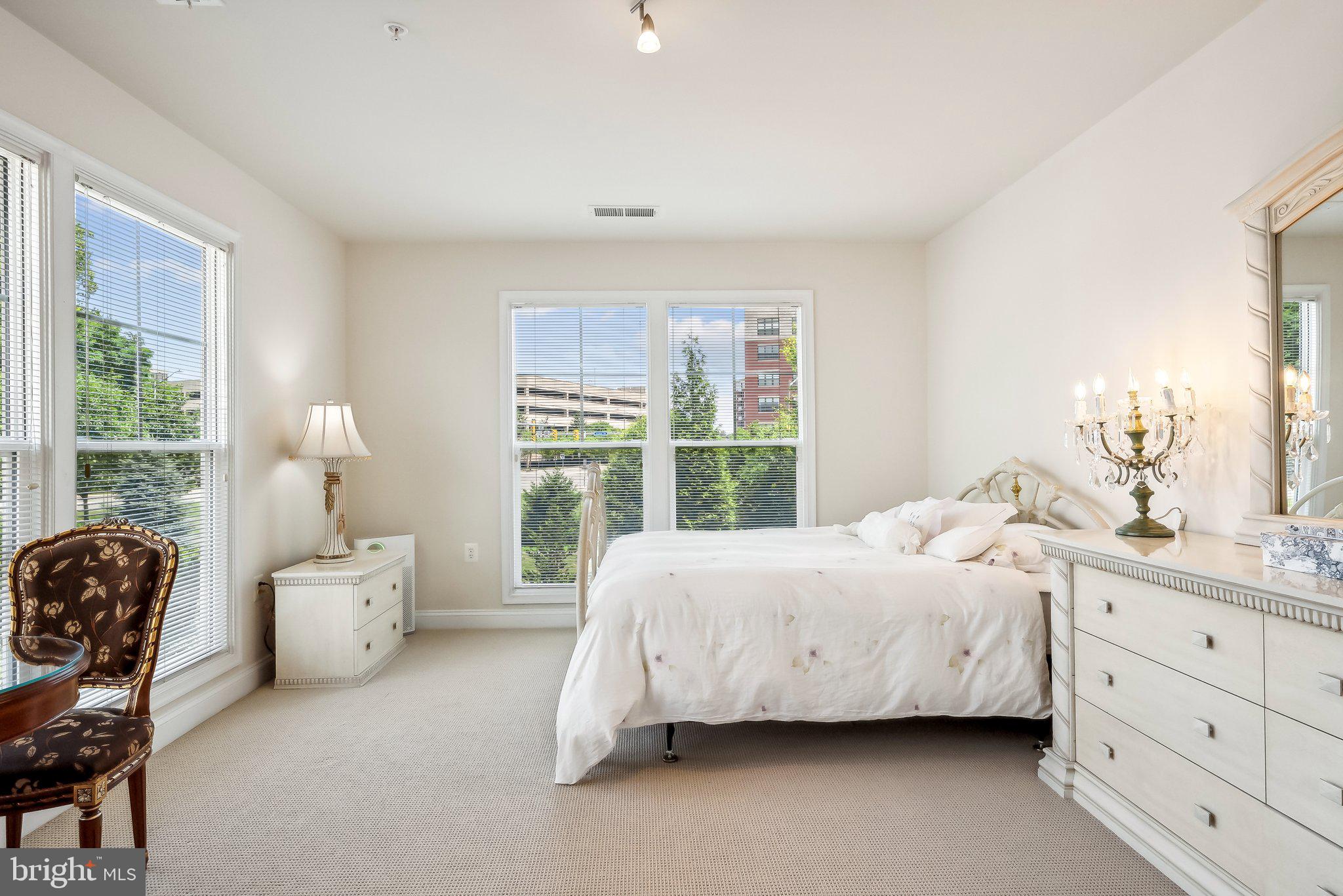 SAINTSBURY PLAZA - Residential