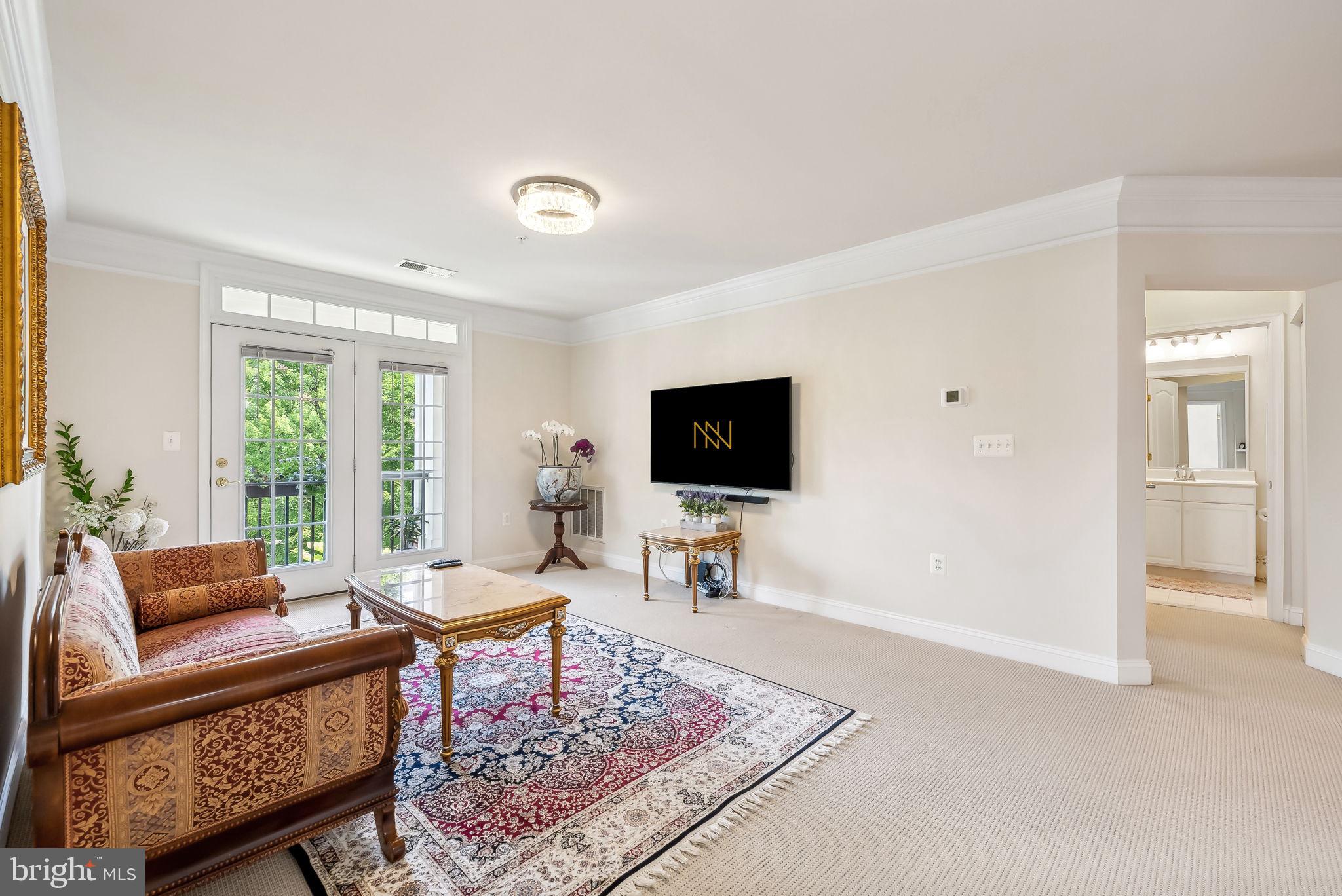 SAINTSBURY PLAZA - Residential