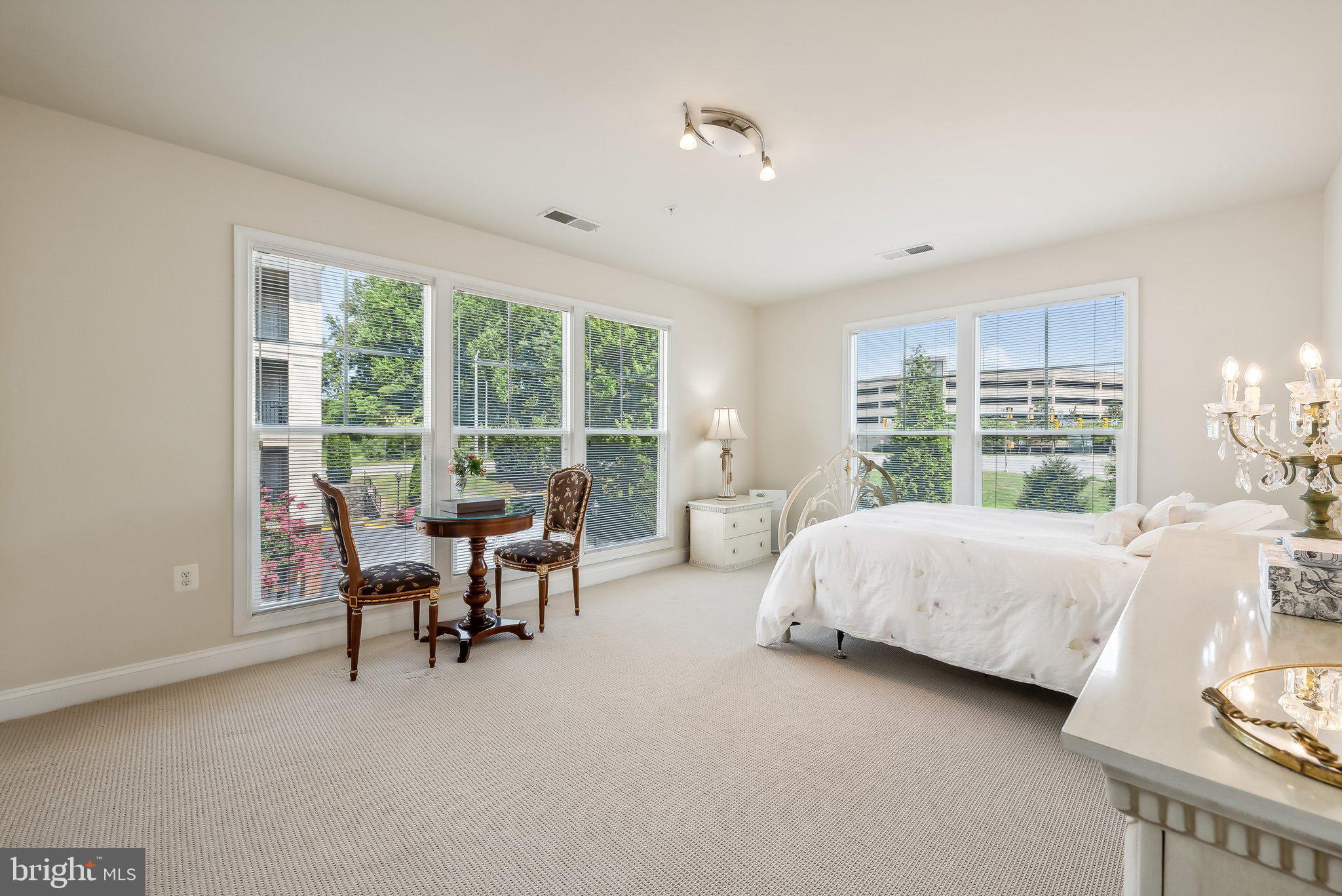 SAINTSBURY PLAZA - Residential