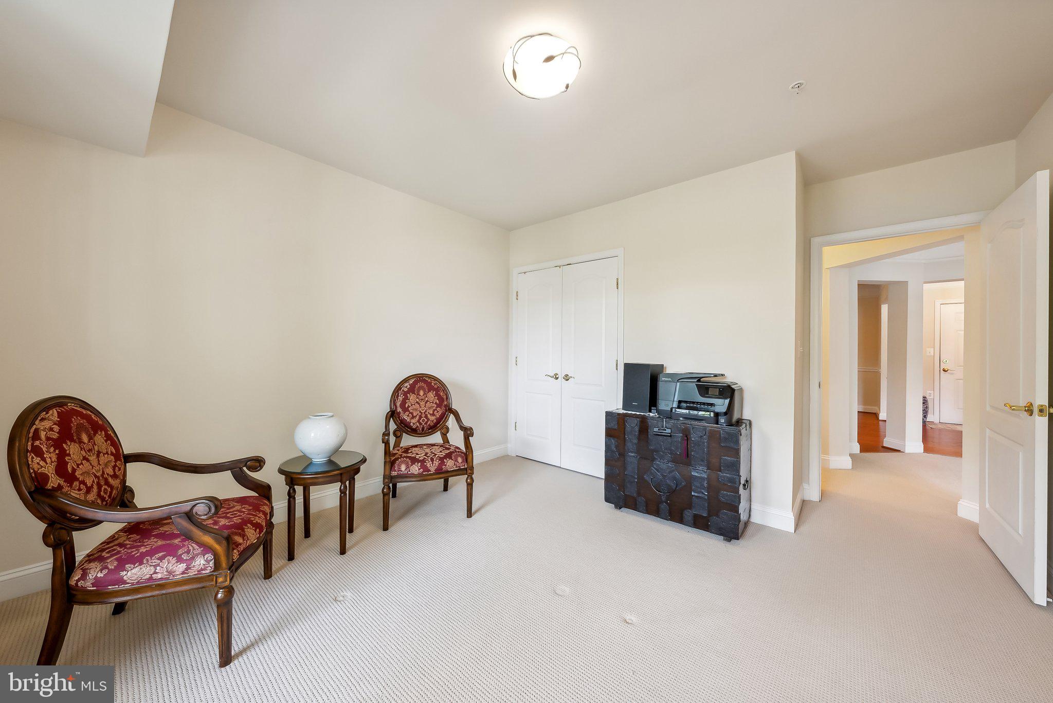 SAINTSBURY PLAZA - Residential