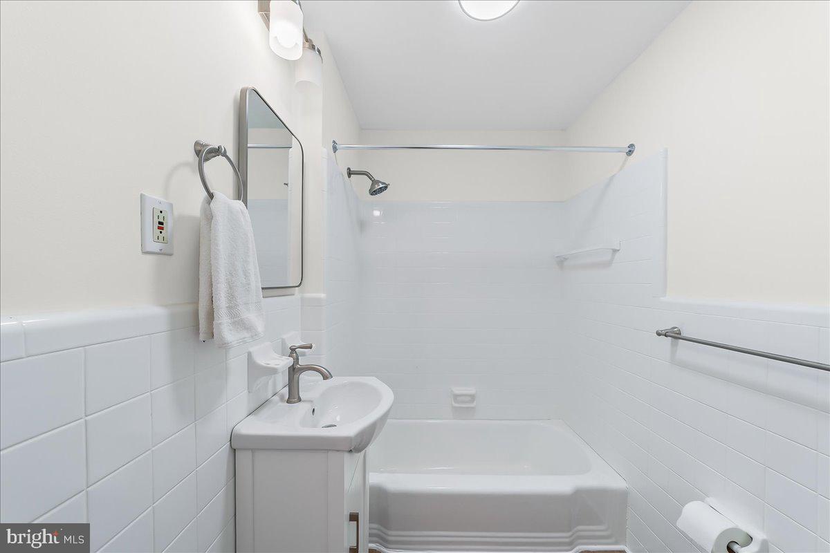 ARONIMINK ESTATES - Residential Income