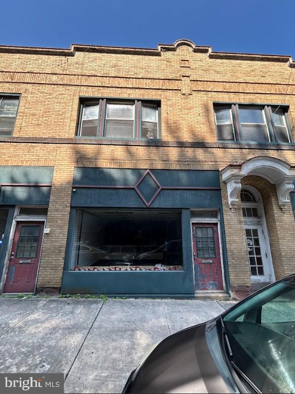 374 CENTRE STREET S