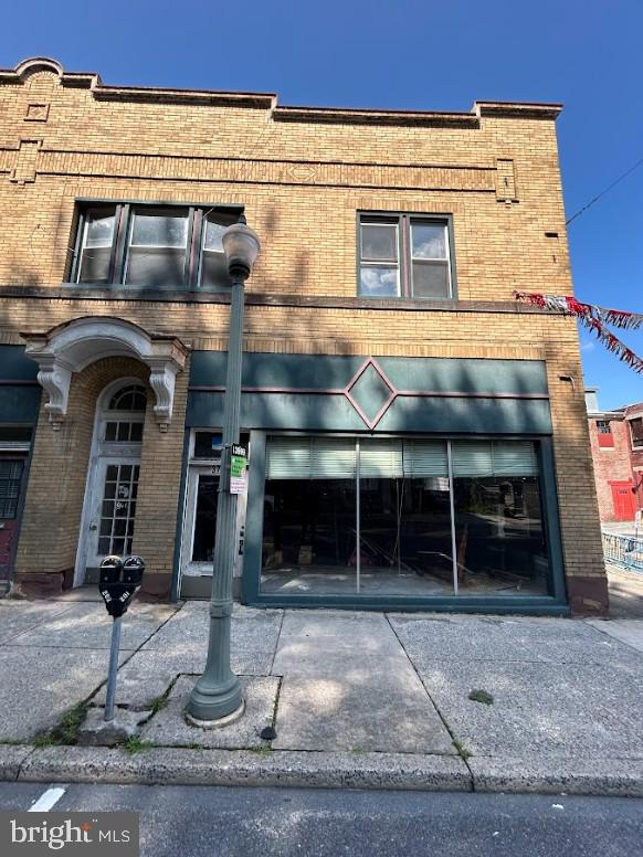 374 CENTRE STREET S