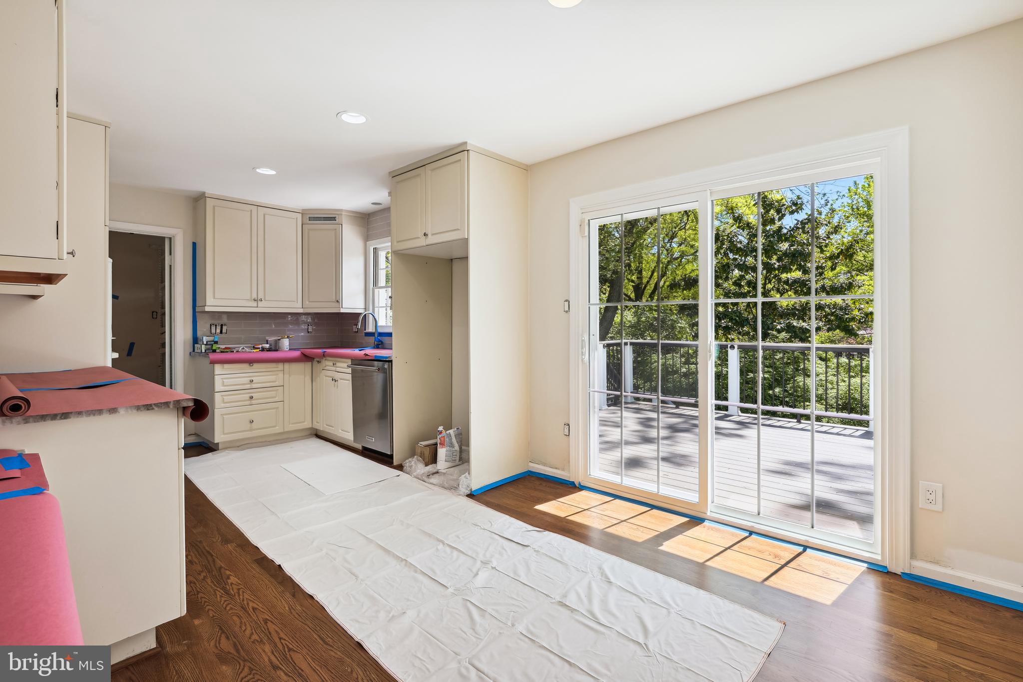 COUNTRY CLUB MANOR - Residential