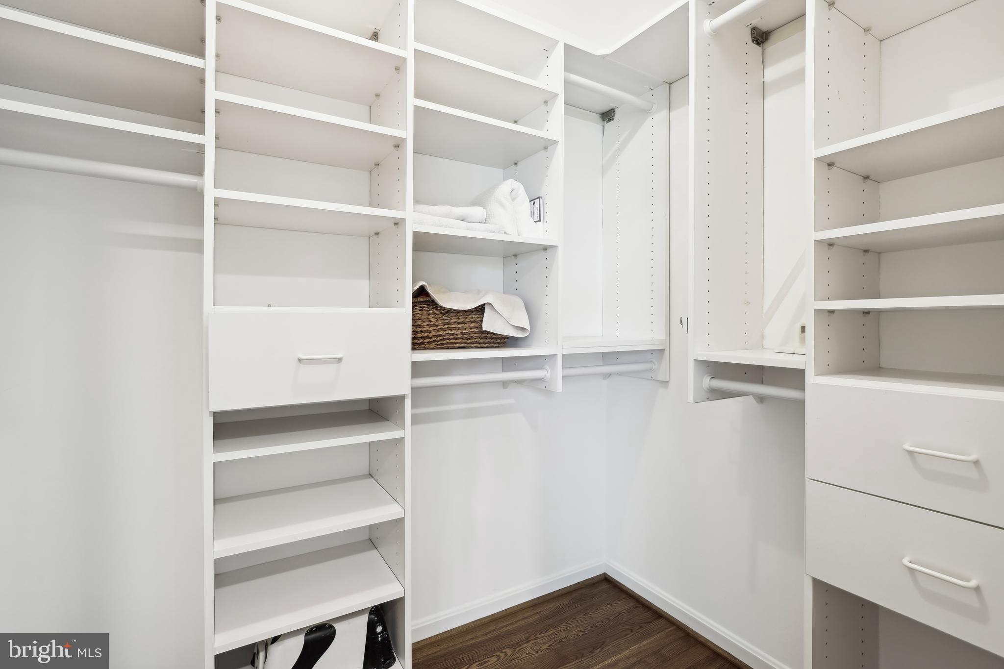 COUNTRY CLUB MANOR - Residential