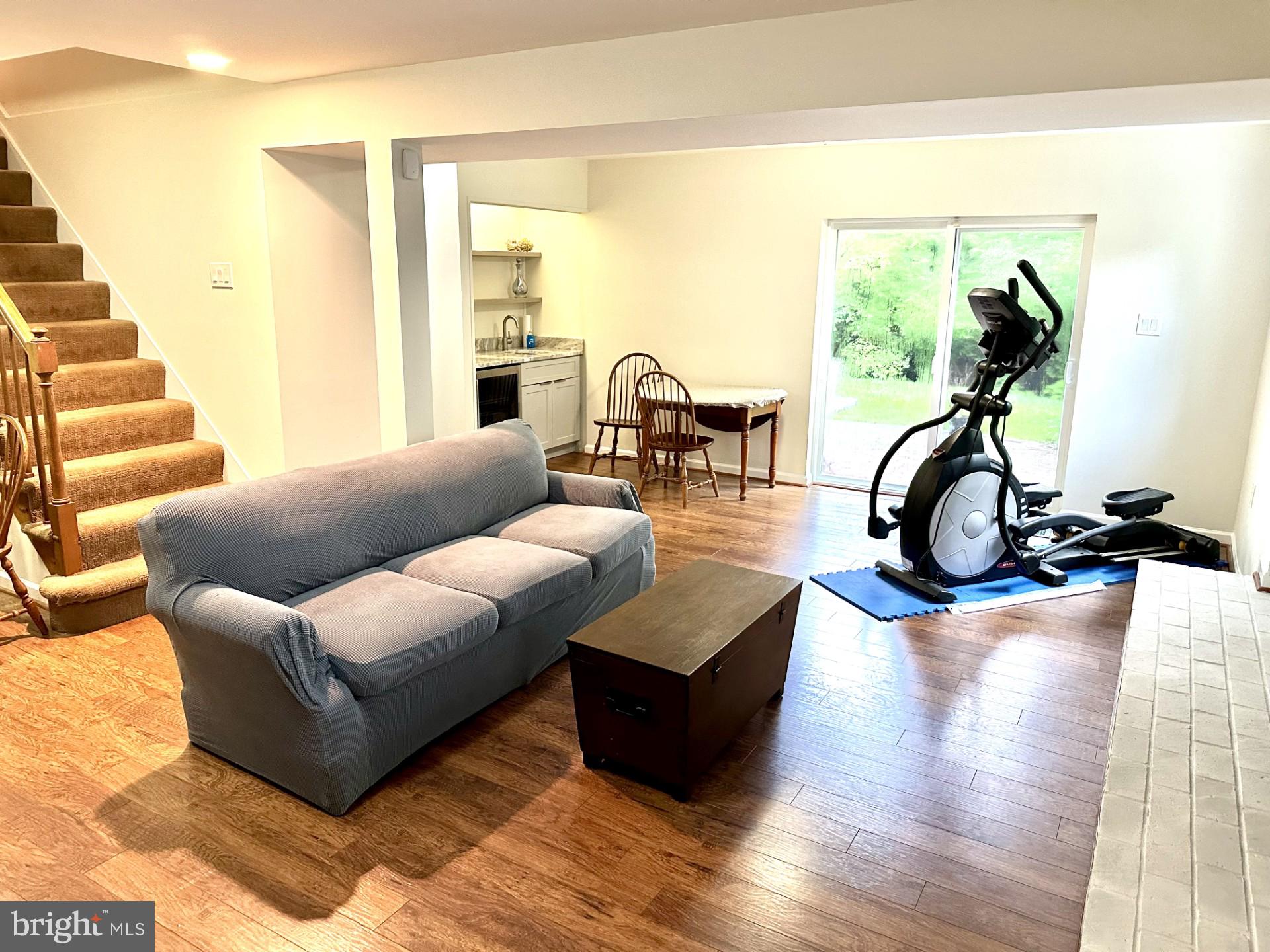 COUNTRY CLUB MANOR - Residential