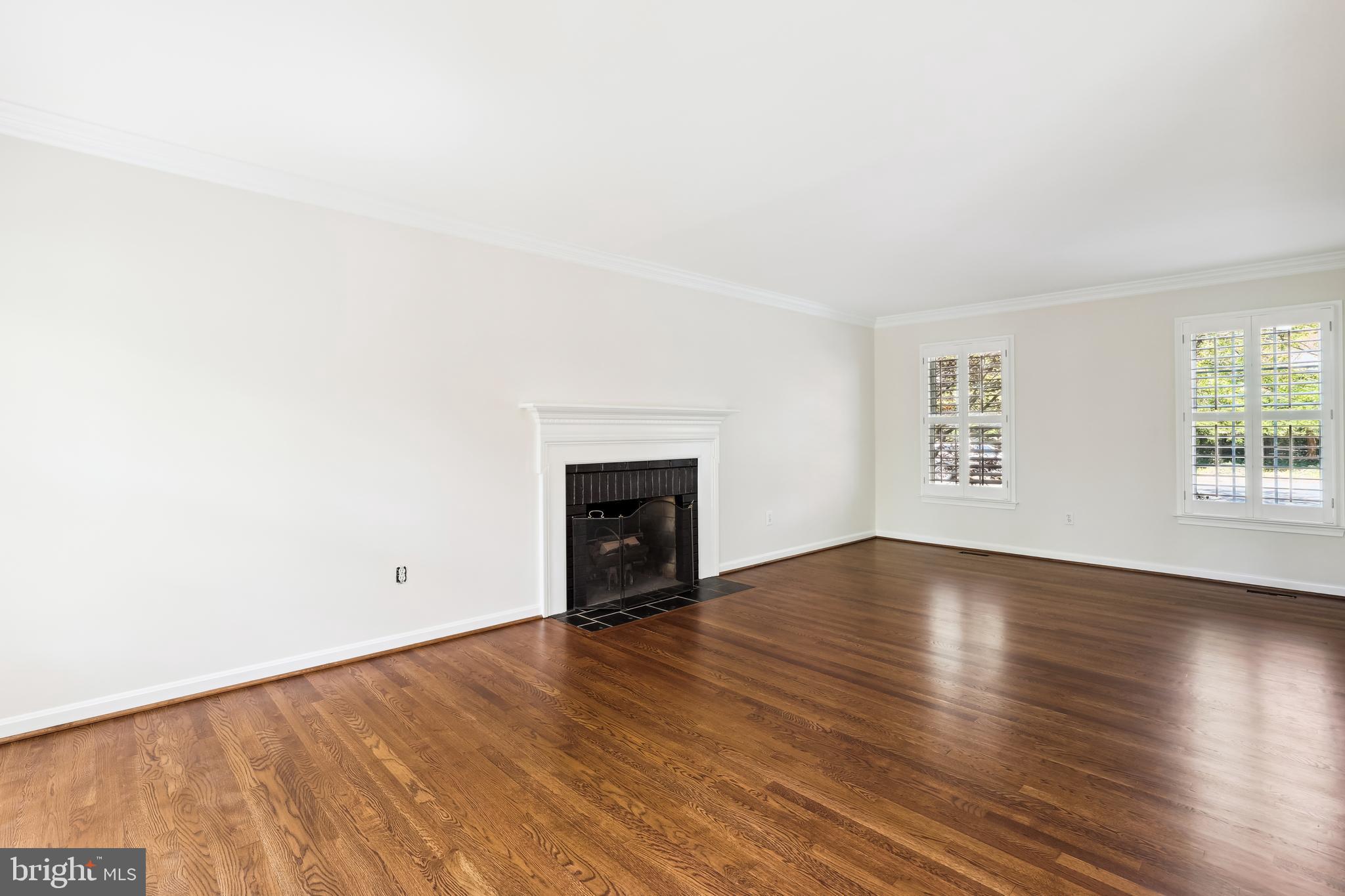 COUNTRY CLUB MANOR - Residential