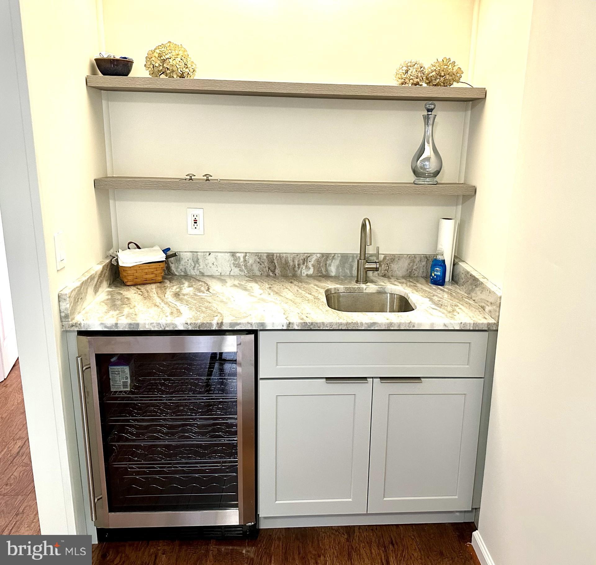 COUNTRY CLUB MANOR - Residential