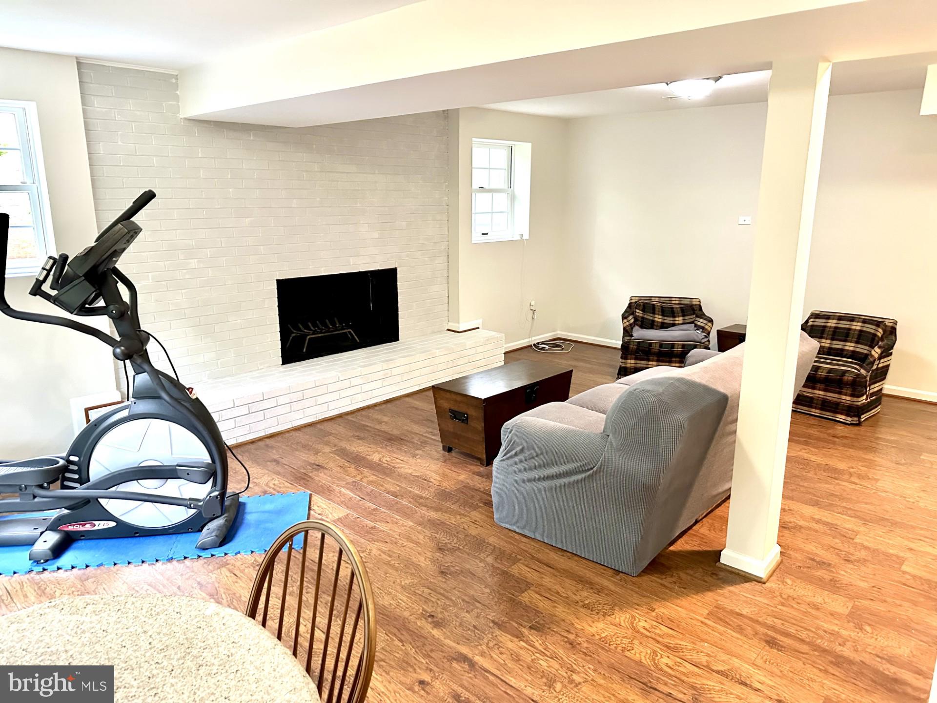 COUNTRY CLUB MANOR - Residential