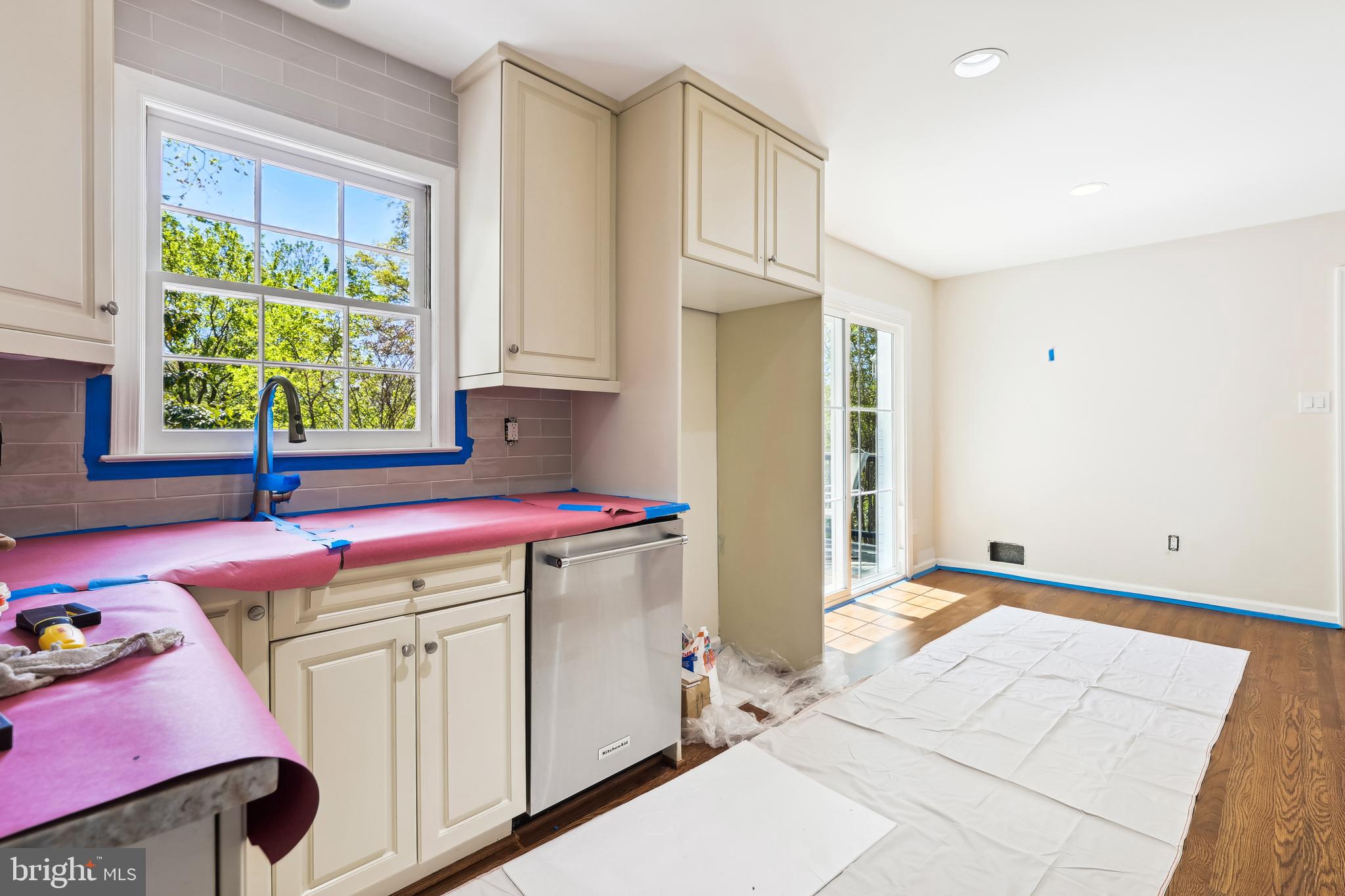 COUNTRY CLUB MANOR - Residential