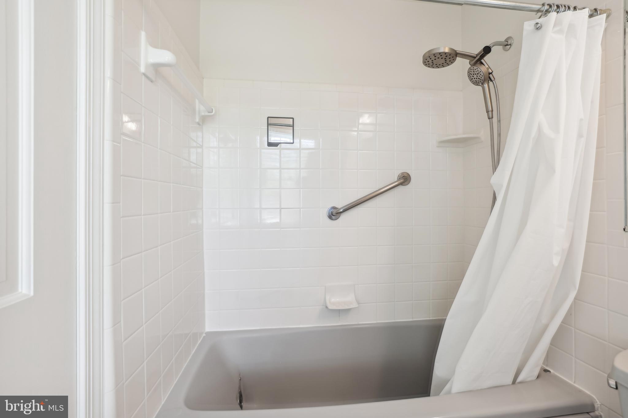 COUNTRY CLUB MANOR - Residential