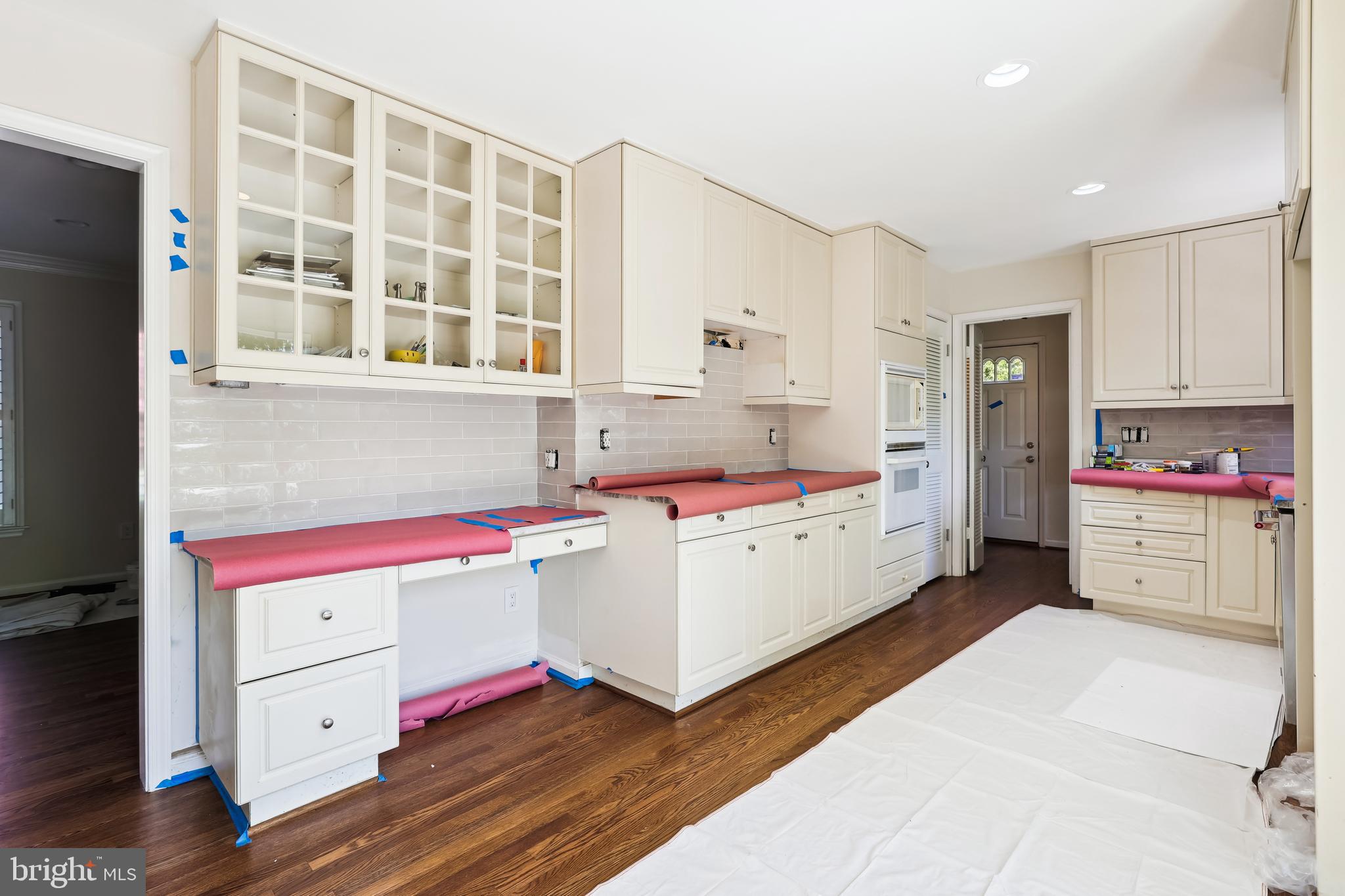 COUNTRY CLUB MANOR - Residential