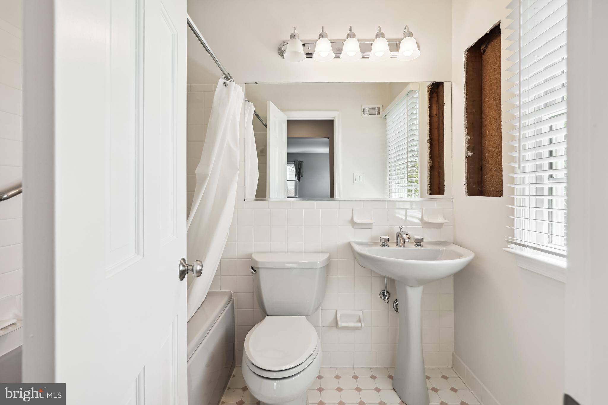 COUNTRY CLUB MANOR - Residential