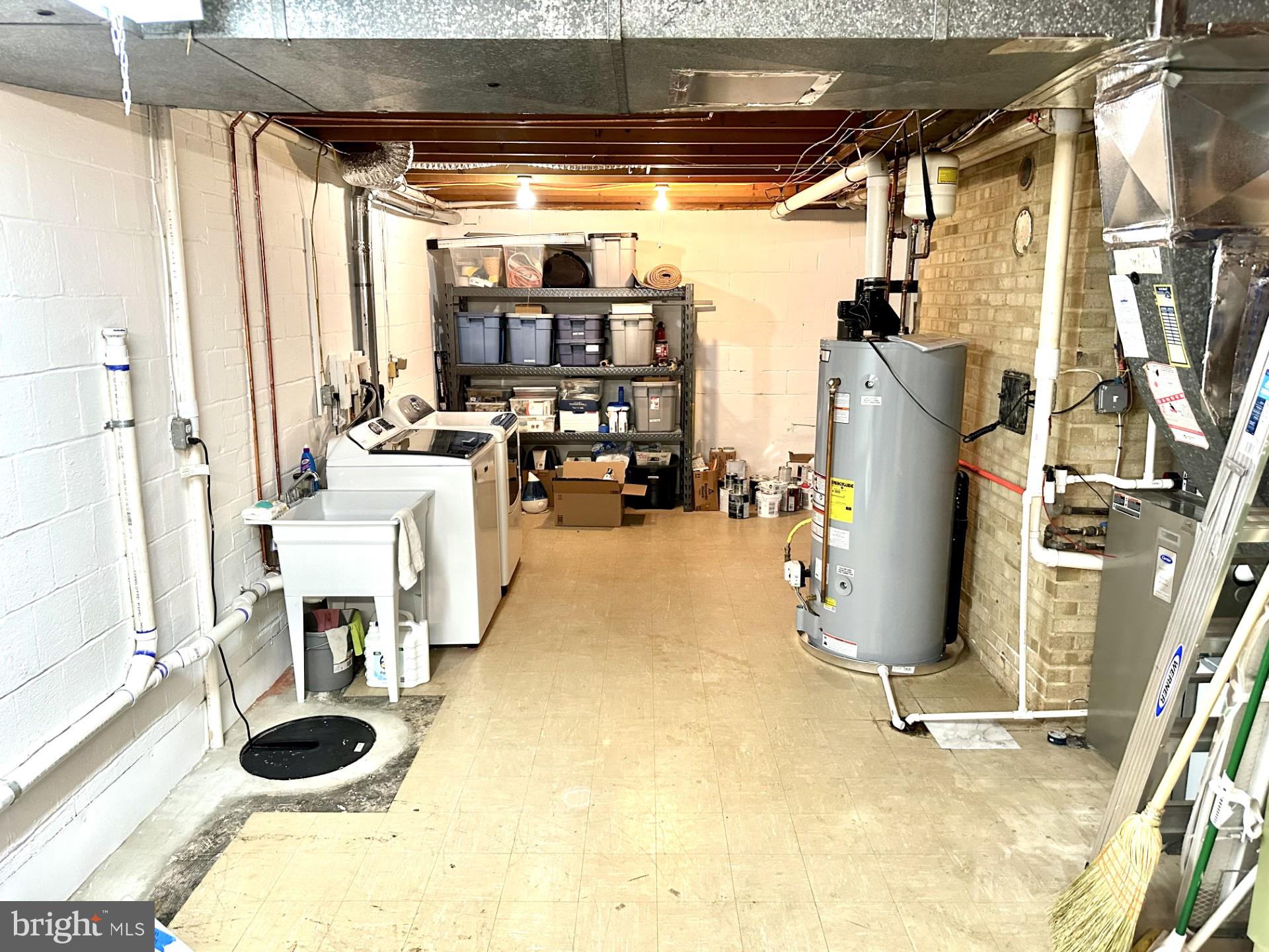 COUNTRY CLUB MANOR - Residential