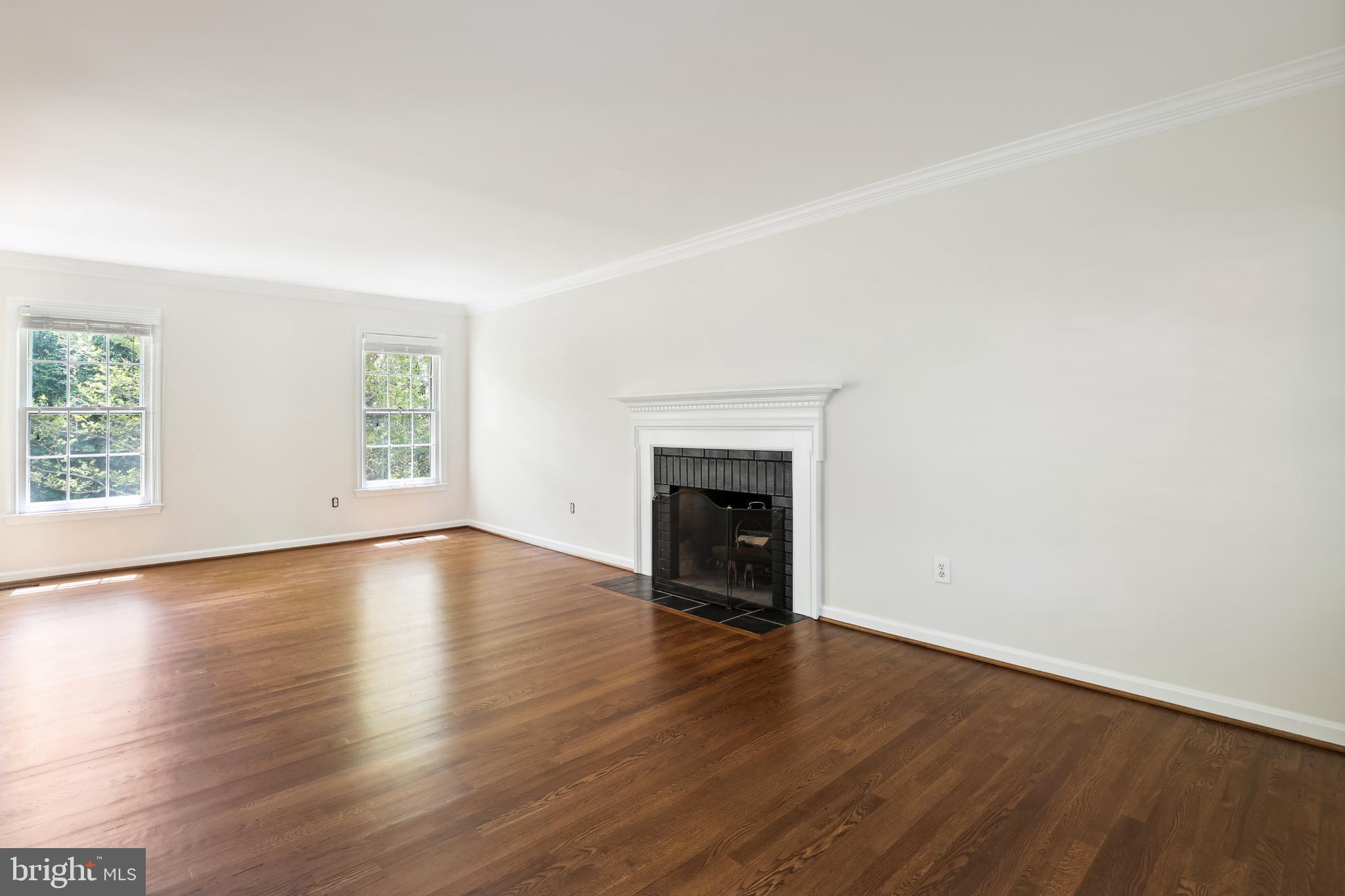 COUNTRY CLUB MANOR - Residential