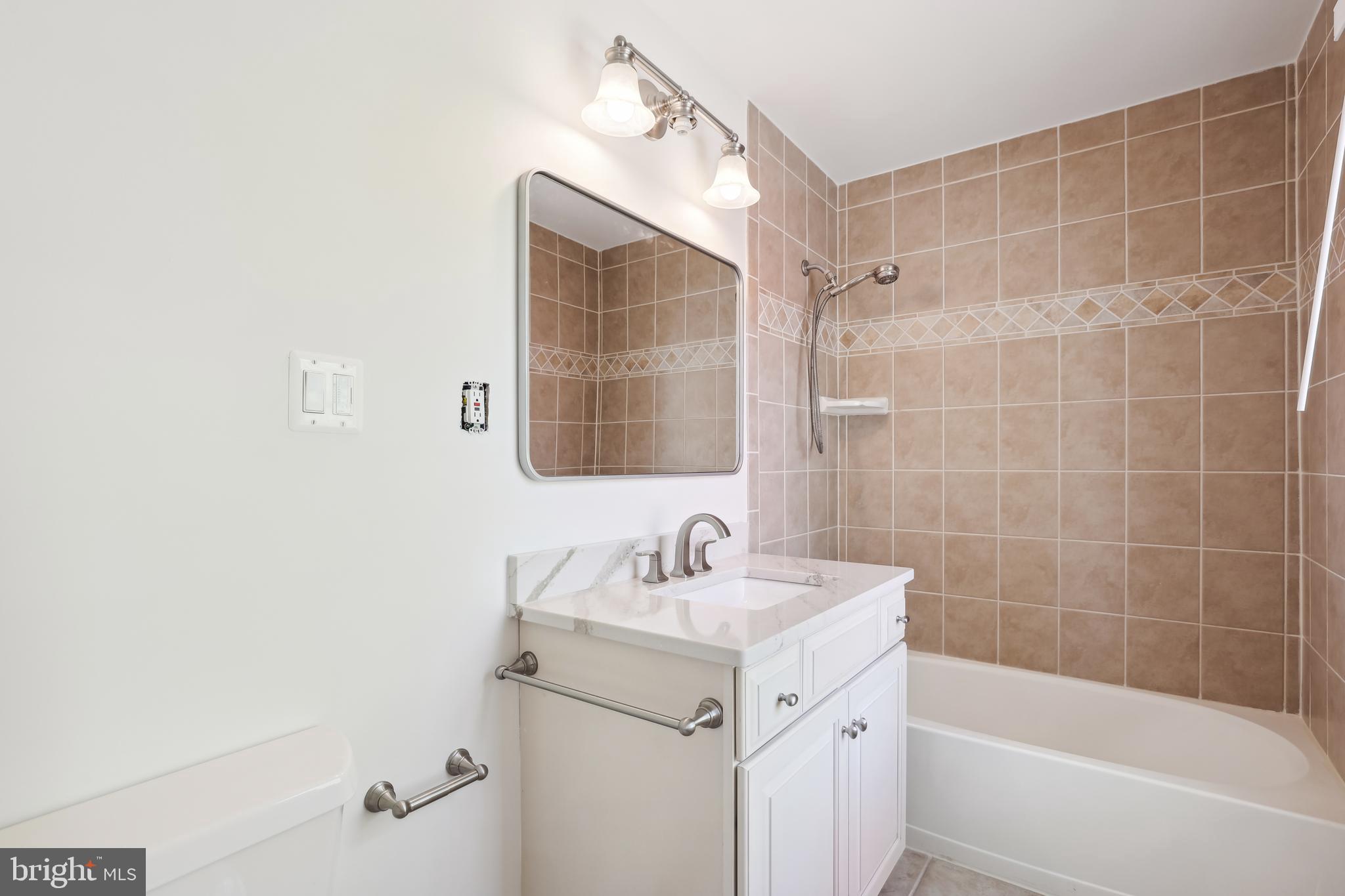 COUNTRY CLUB MANOR - Residential