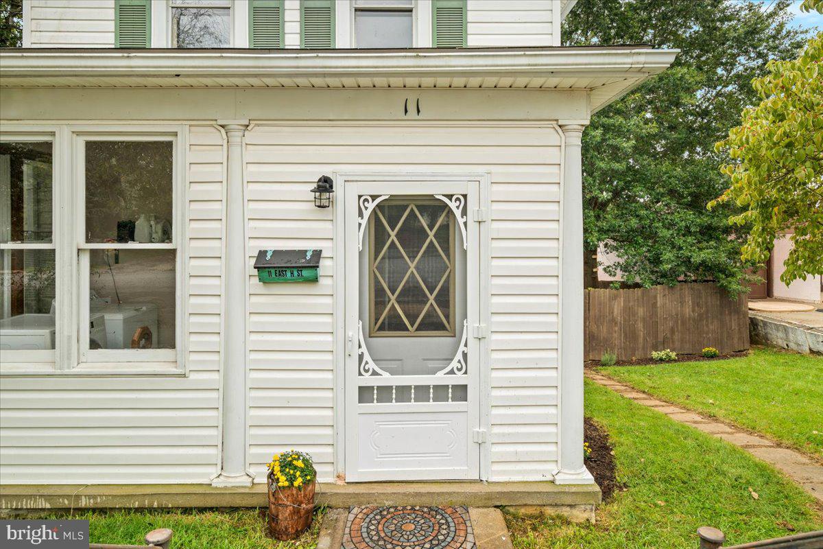 11 E H STREET