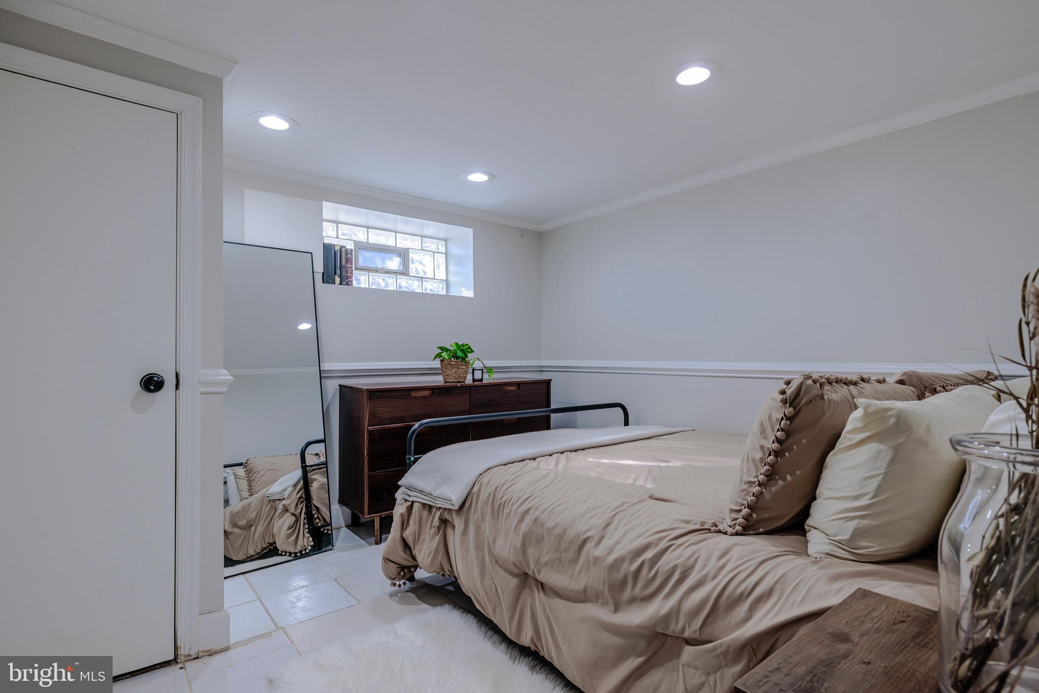 BALTIMORE HIGHLANDS - Residential Lease
