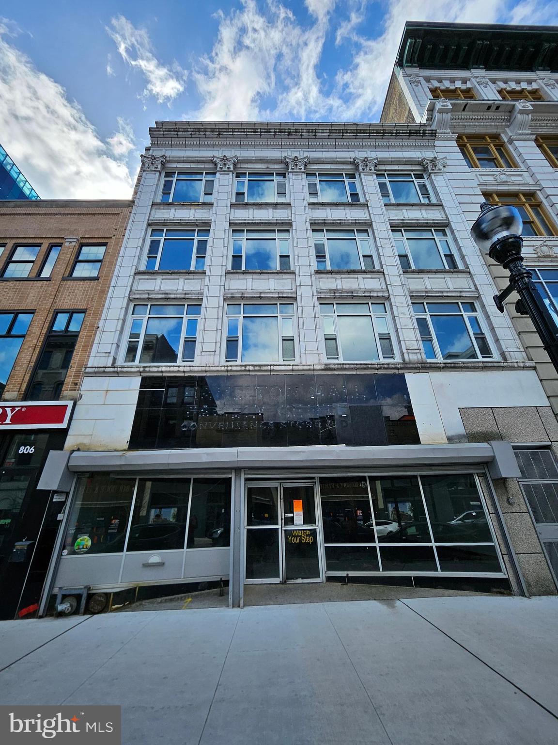 943 W HAMILTON