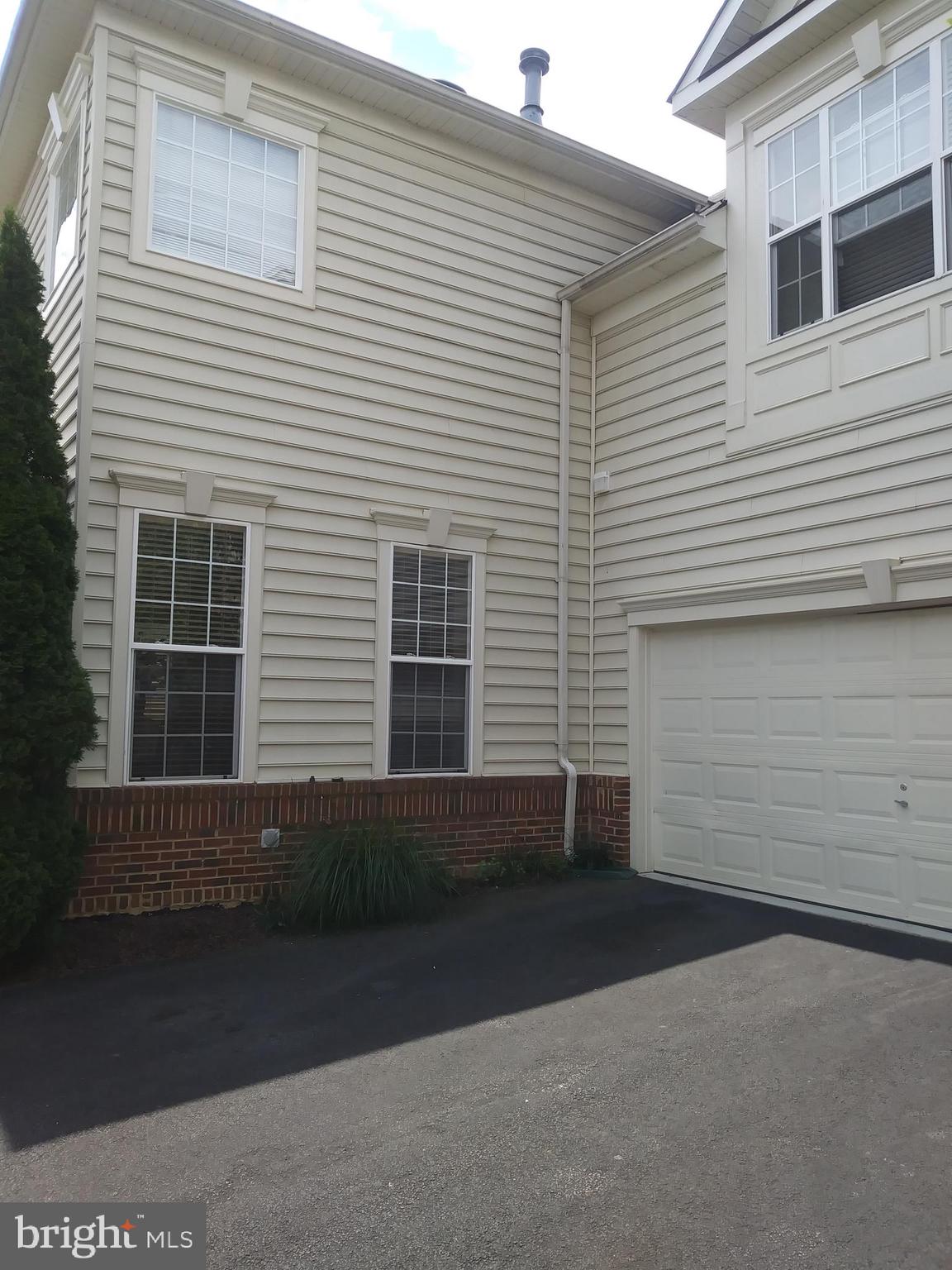 COURTS OF LAUREL CREST - Residential Lease