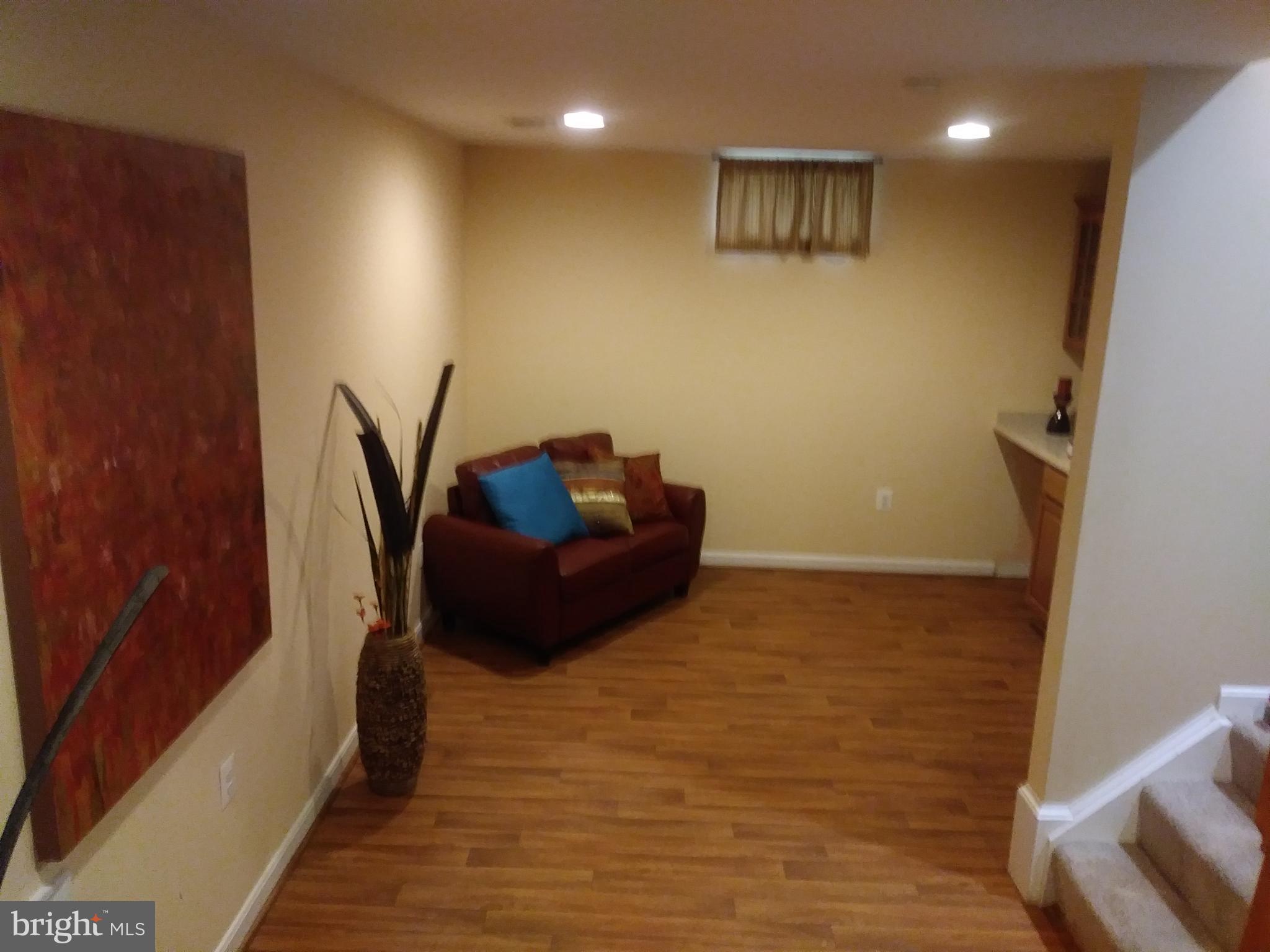 COURTS OF LAUREL CREST - Residential Lease