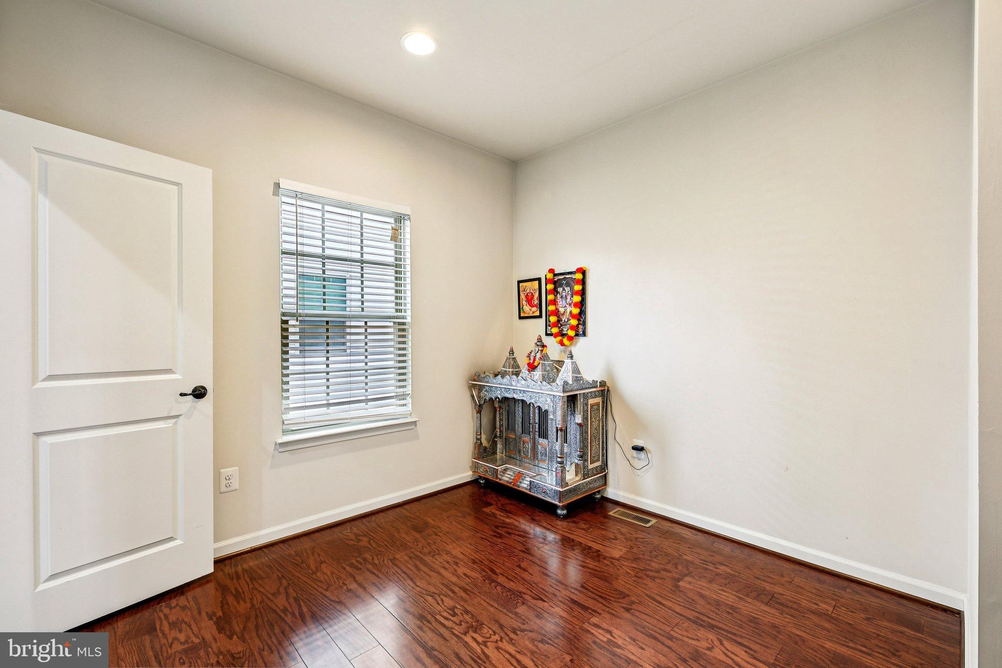 OAKDALE VILLAGE - Residential Lease