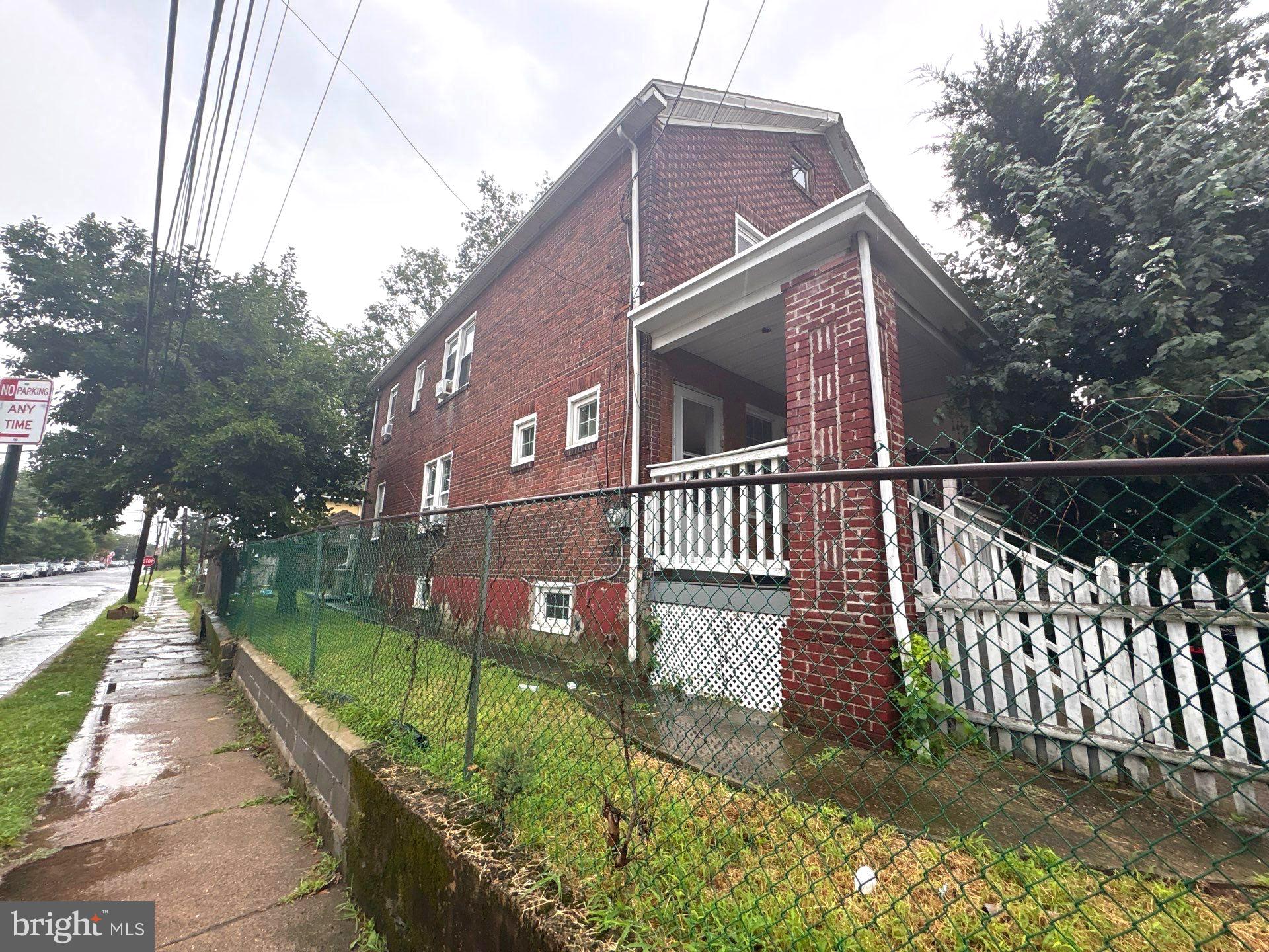 2 HOLLYWOOD AVENUE