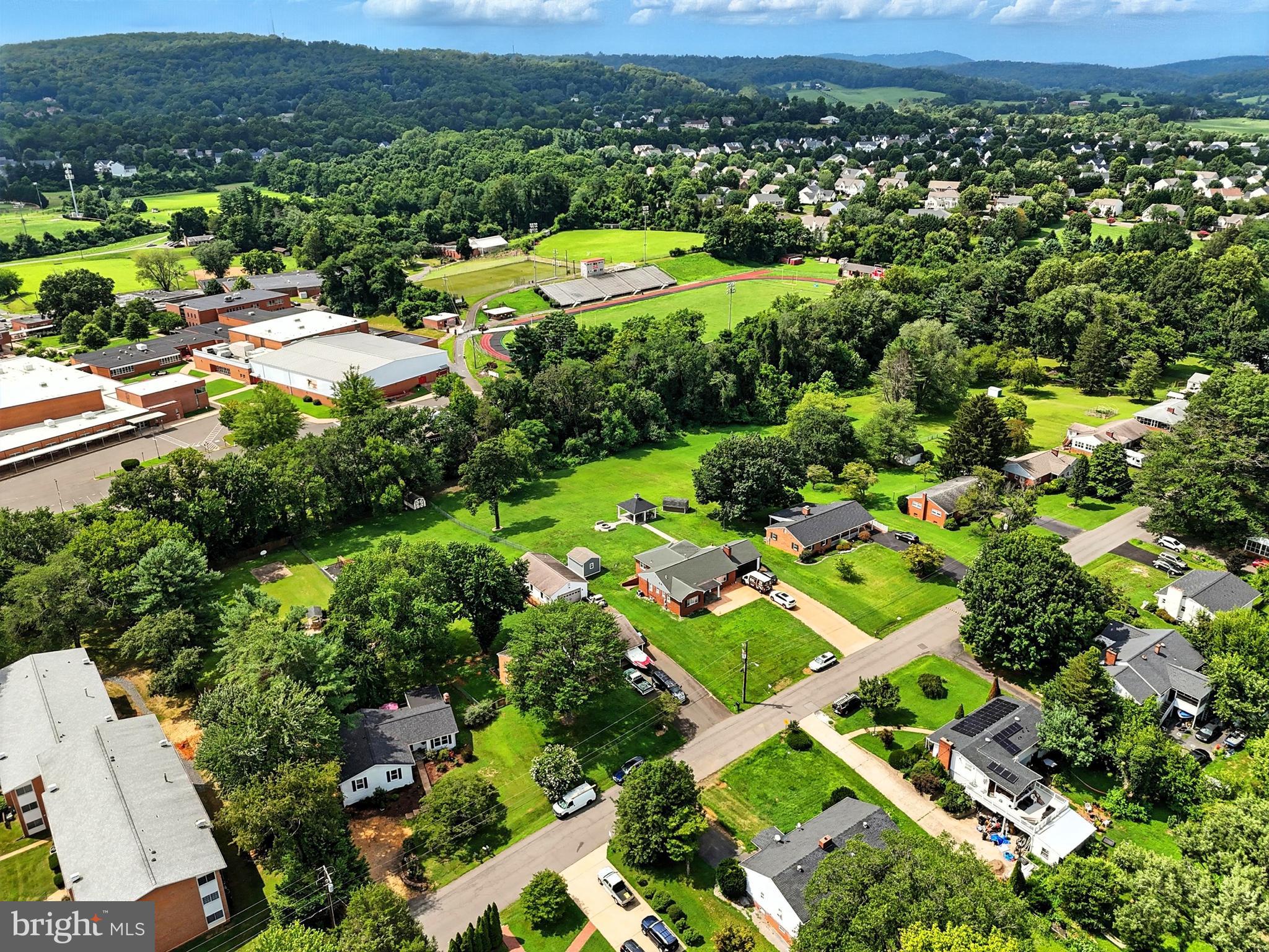 FOXHILLS - Residential