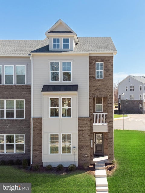 Townhouse For Sale - 10150 Queens Way<br/> MANASSAS, VA 20110