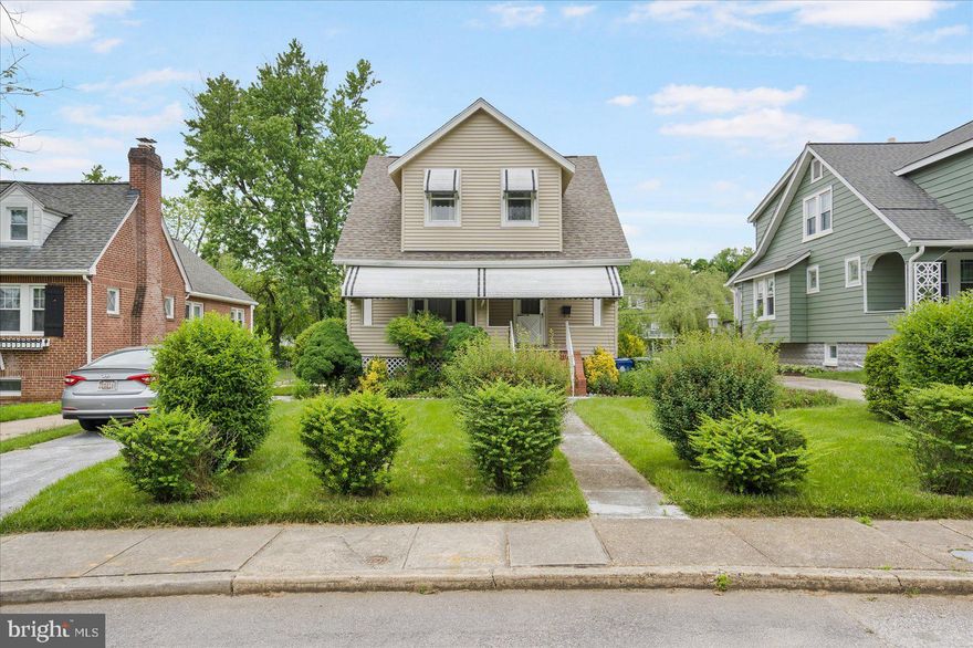 Welcome to this charming 3 bd detached home nestled in a wonderful neighborhood! Boasting a generous yard and driveway, this property offers ample outdoor space for relaxation and entertainment. While the interior may require updating, this presents an excellent opportunity for an owner or investor to personalize and modernize to their taste. With its prime location and great potential, don't miss out on the chance to transform this property into your dream home!