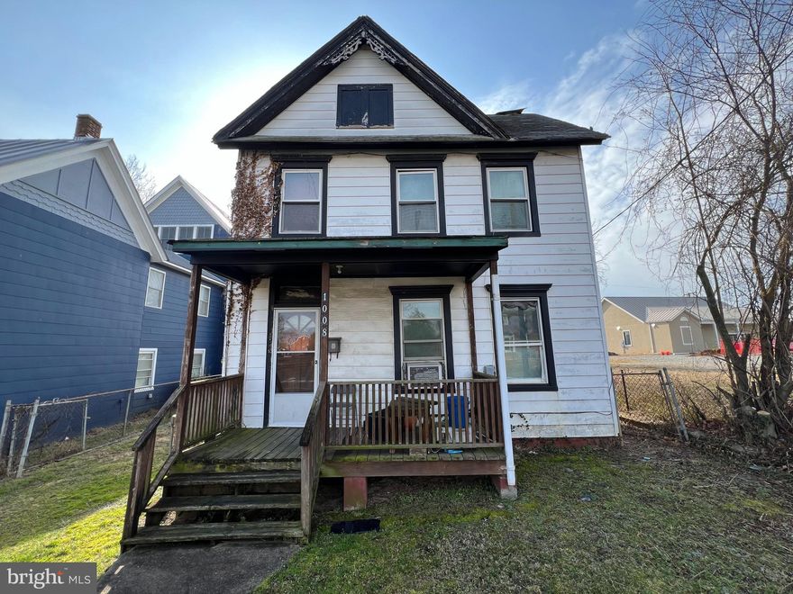 Ready for rehab. This home located in walking distance to downtown needs everything. Complete rehab required to bring this home back to its former glory. Perfect flip or tear down.