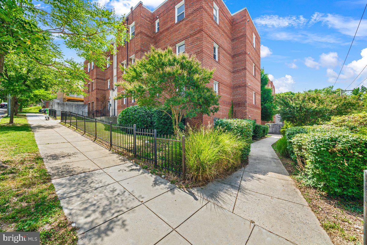 Photo 1 of 23 — 1800 28TH PLACE SE 2, WASHINGTON, DC 20020