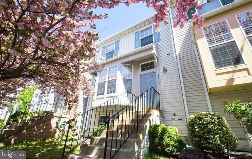 BACK ON THE MARKET.  3LVL, 3 BED, 2 & HALF BATH. FRESHLY PAINTED WITH NEW VINYL FLOOR IN LIVING ROOM TOWNHOME IN A VERY CONVENIENT LOCATION WITHIN MINUTES TO SHOPPING.  LARGE NICE DECK BACKING TO COMMON AREA OFF THE KITCHEN. BIG LIVING ROOM w/BAY WINDOWS.  OPEN LAYOUT FULL OF LIGHT,   FULLY FINISHED WALKOUT LOWER LEVEL BASEMENT  READY TO MOVE IN** GREAT COMMUNITY!