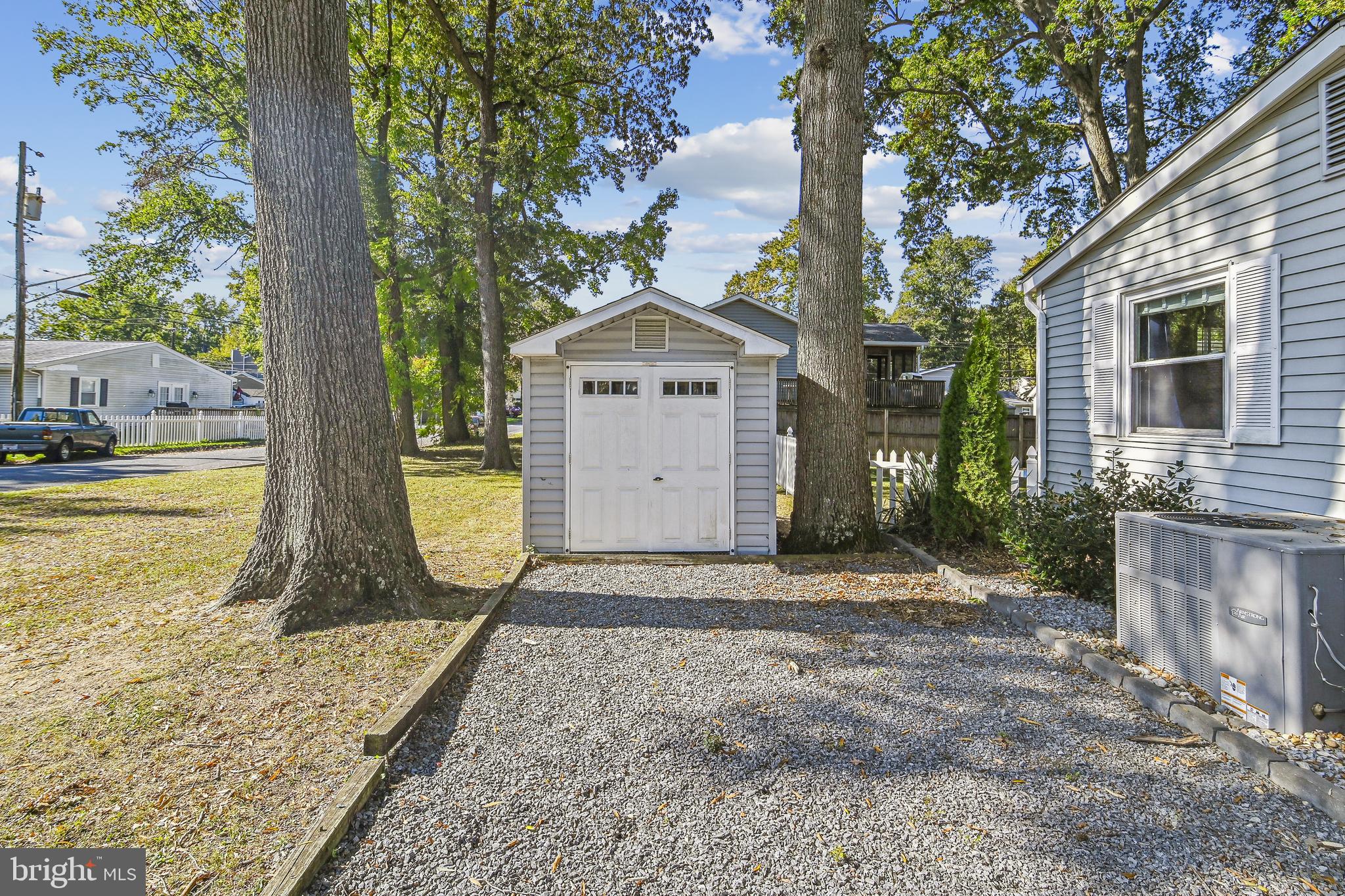 WOODLAND BEACH - Residential