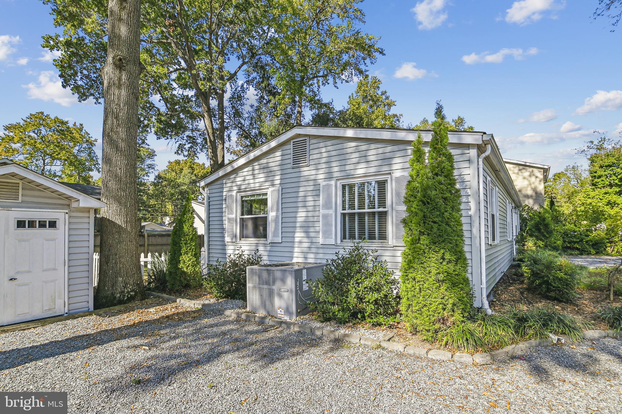 WOODLAND BEACH - Residential