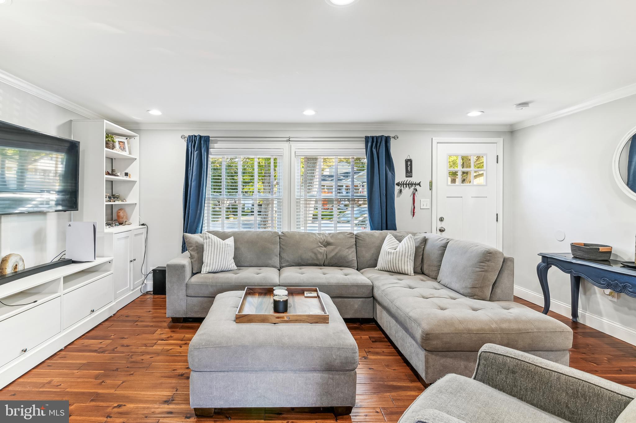 WOODLAND BEACH - Residential