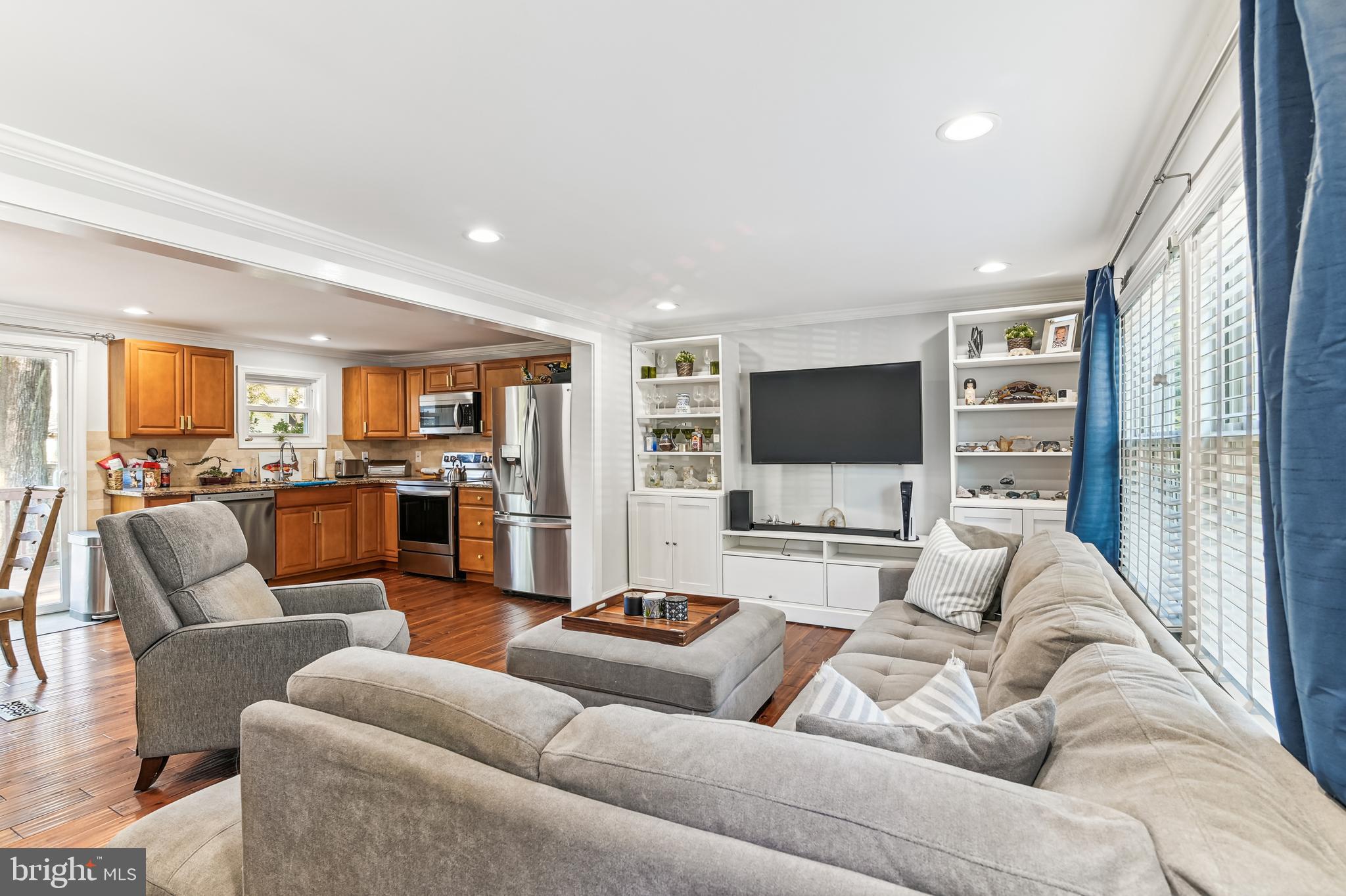 WOODLAND BEACH - Residential