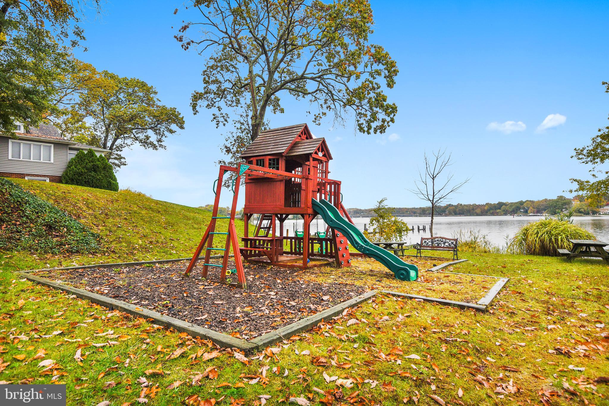 WOODLAND BEACH - Residential