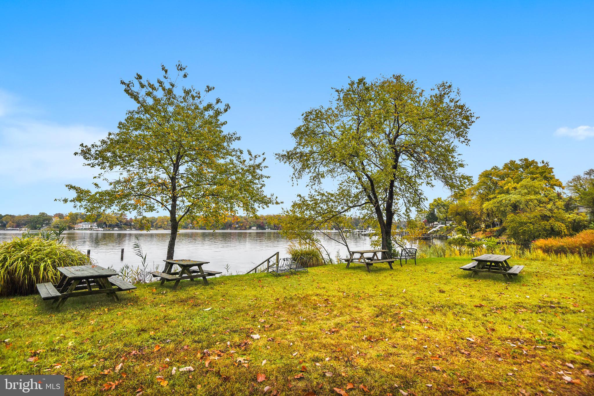 WOODLAND BEACH - Residential