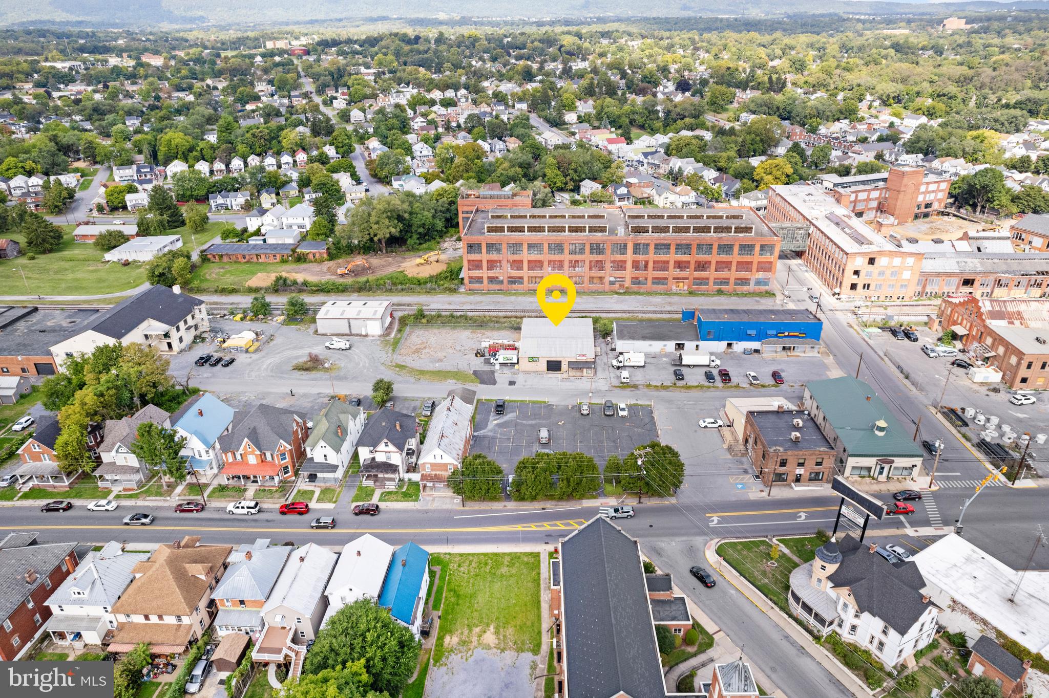 Main image without alt text