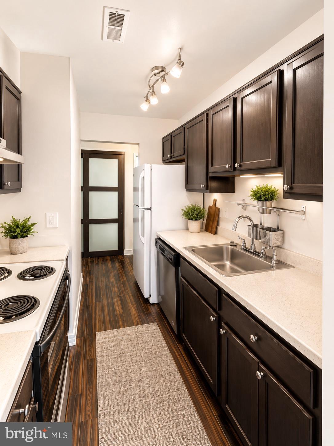 11 E DAISY LANE B B